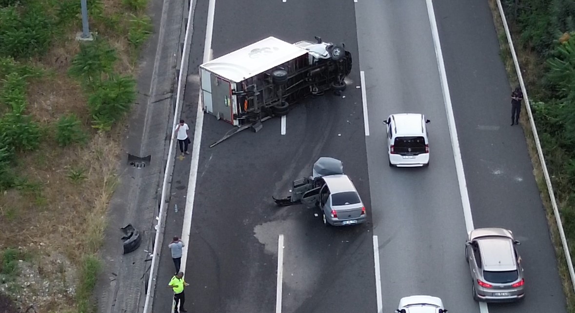 Otomobil Kamyonla Çarpıştı, Otoyol Trafiğe Kapandı (2)