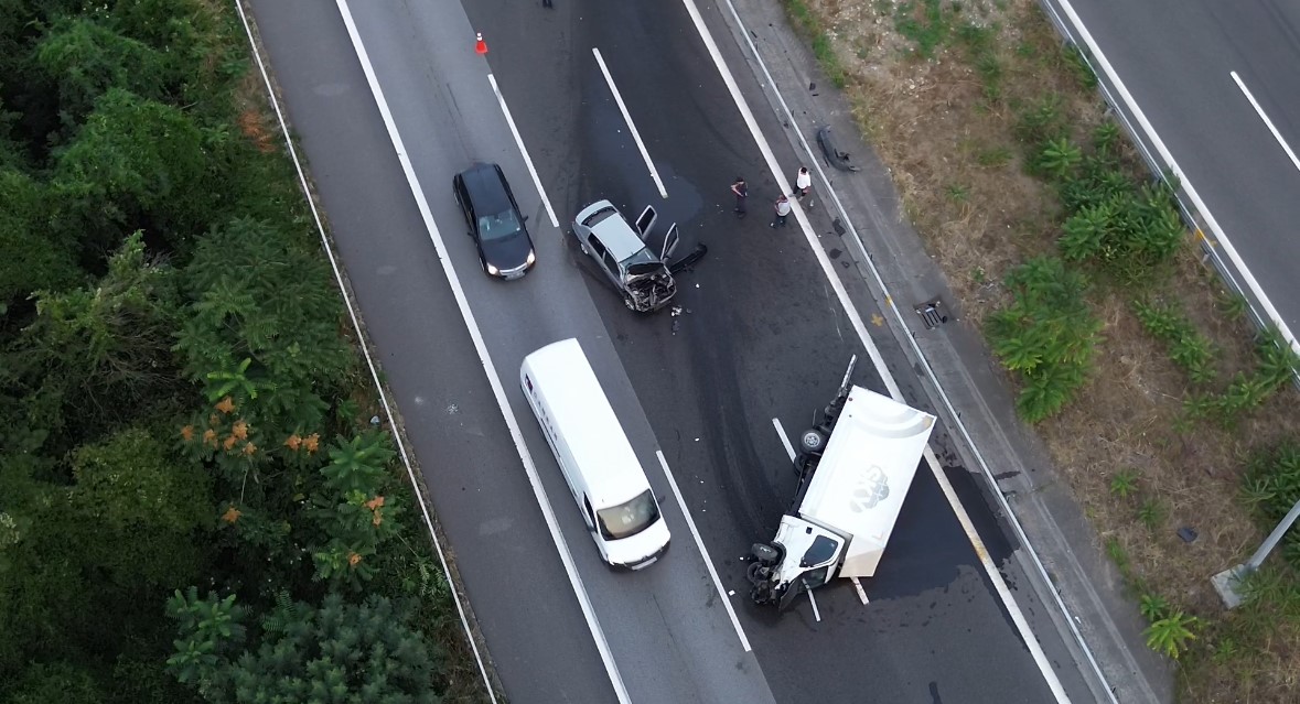 Otomobil Kamyonla Çarpıştı, Otoyol Trafiğe Kapandı (3)