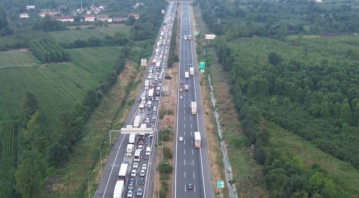 Otomobil Kamyonla Çarpıştı, Otoyol Trafiğe Kapandı (4)