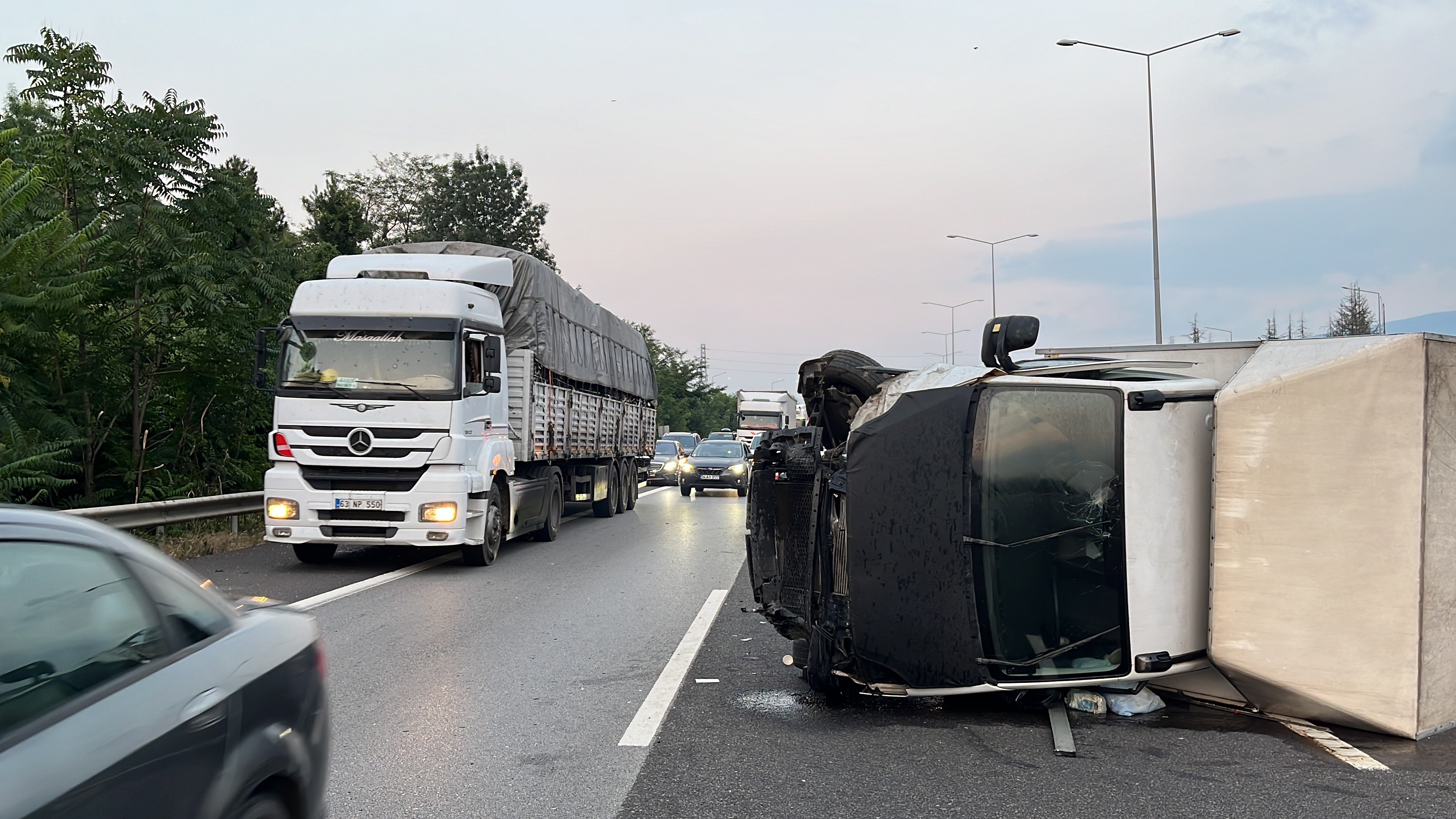 Otomobil Kamyonla Çarpıştı, Otoyol Trafiğe Kapandı (6)