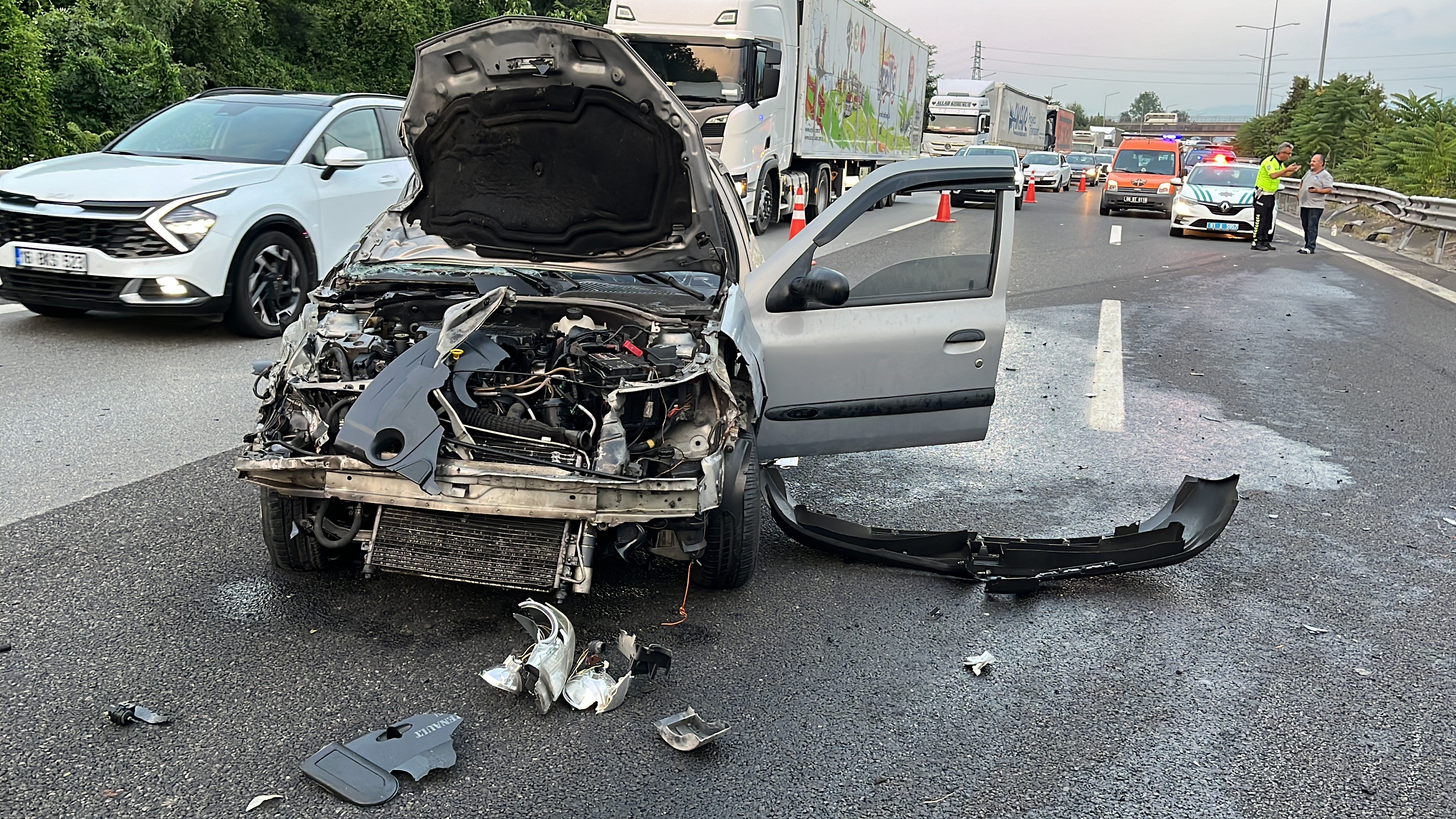 Otomobil Kamyonla Çarpıştı, Otoyol Trafiğe Kapandı (7)