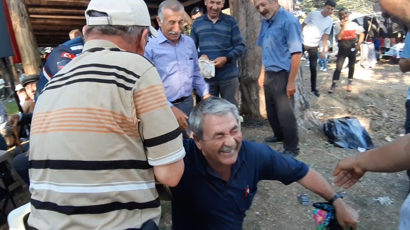 Pehlivan Rakibini Şaşırdı, Rakibi Yerine Vatandaşı Yere Serdi (3)