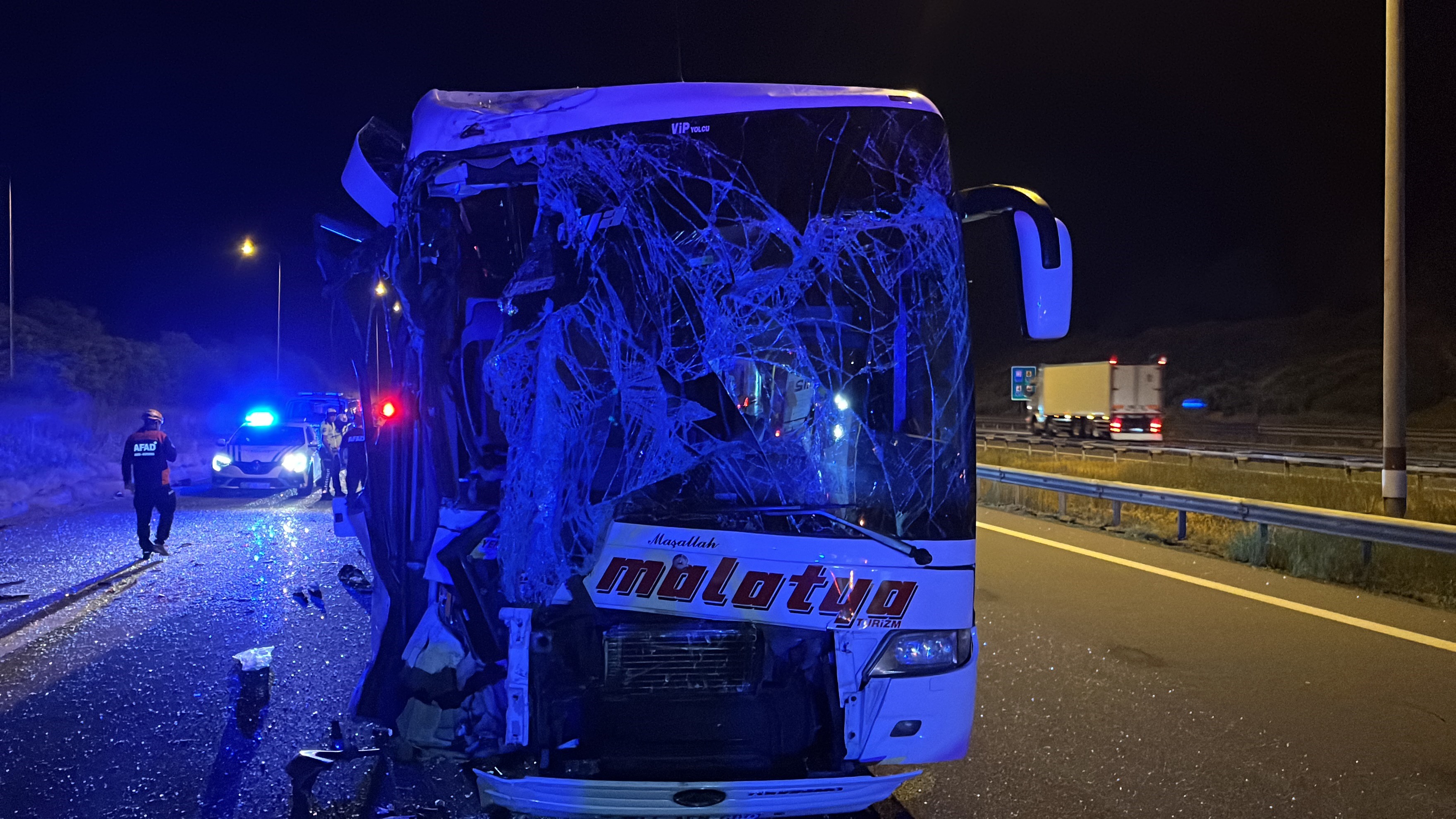 Tem’in Bolu Geçişinde 2 Yolcu Otobüsü Çarpıştı 15 Yaralı (1)