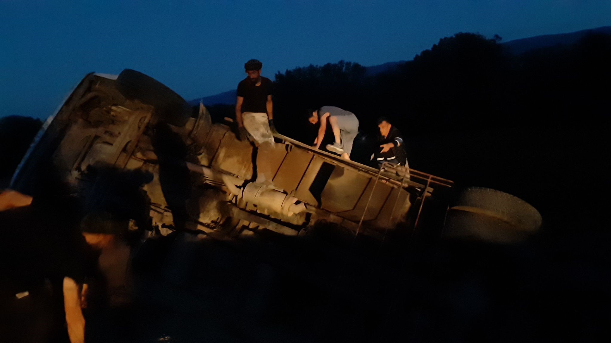 2 Bin 500 Canlı Tavuk Yüklü Kamyon Virajı Alamayarak Devrildi (3)