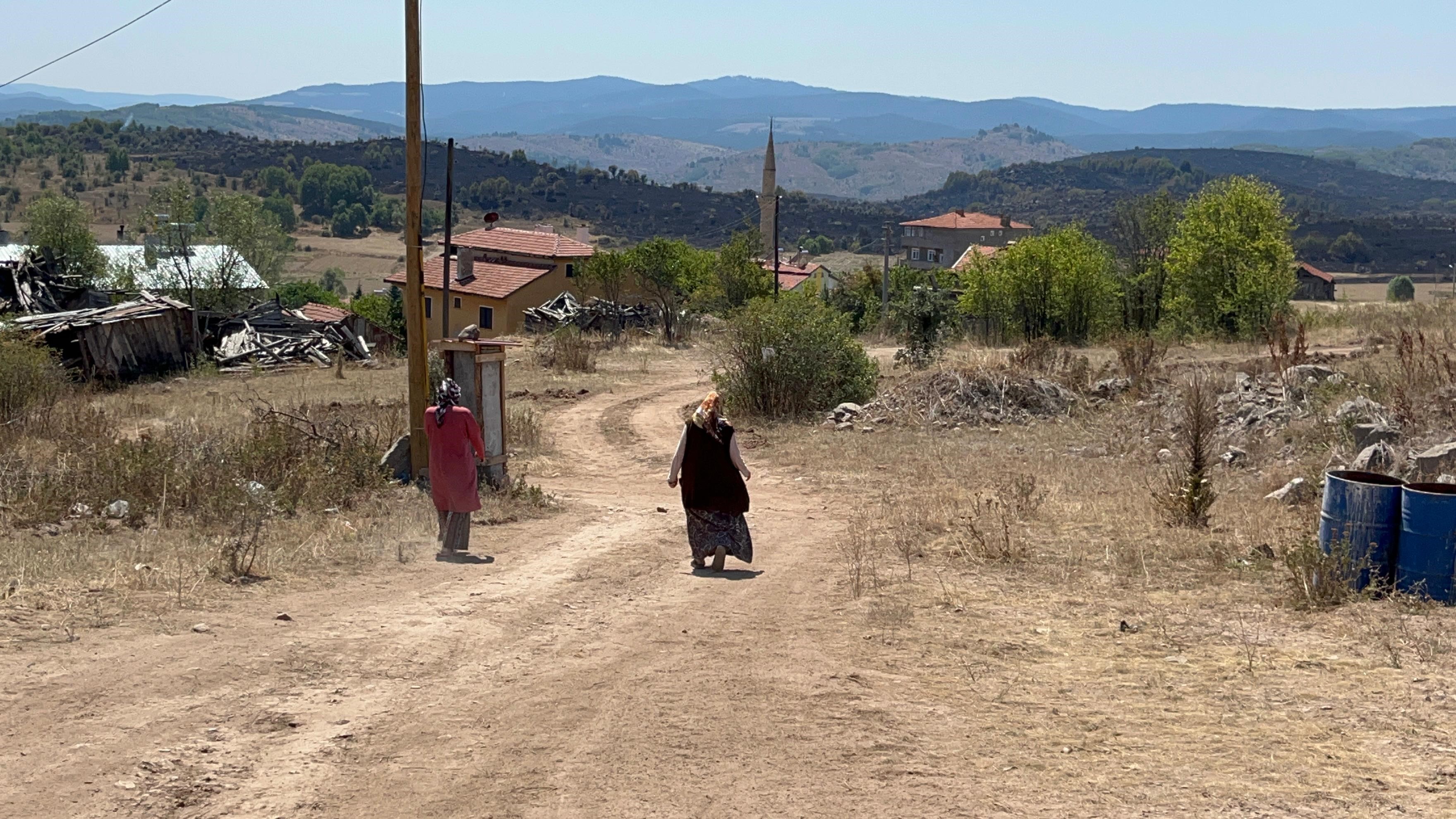 Alevlerin Tekrardan Göğe Yükseldiği Köyde Vatandaşlar Tedirgin Çok Korktuk, Arabada Yatıyoruz (1)