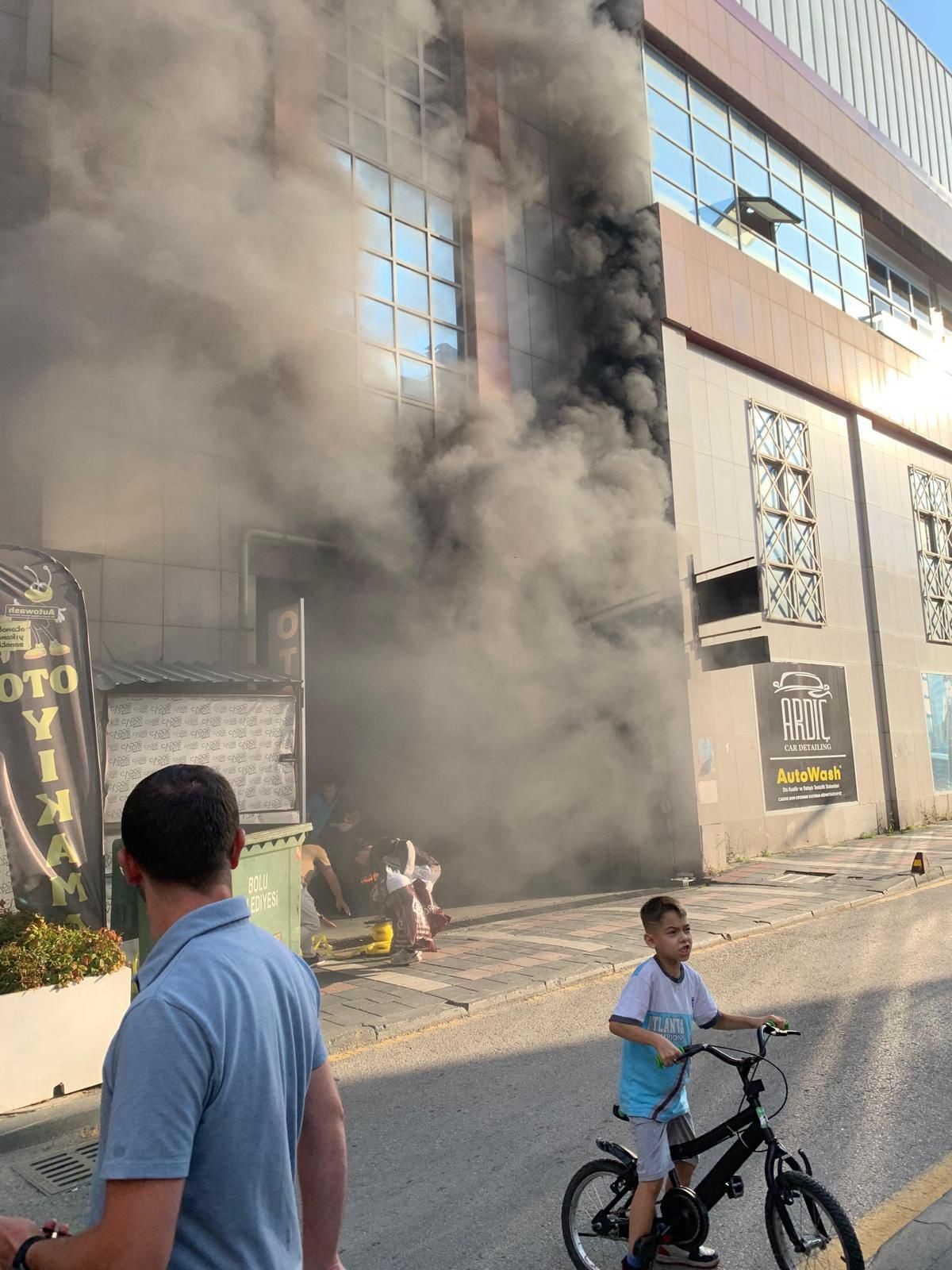 Bolu’da Bir Avm’nin Otopark Girişinde Çıkan Yangın Paniğe Neden Oldu. Yoğun Dumanların Çevreyi Sardığı Ve Güvenlik Kulübesinin Alev Alev Yandığı Yangın, Itfaiye Ekipleri Tarafından Söndürüldü (1)