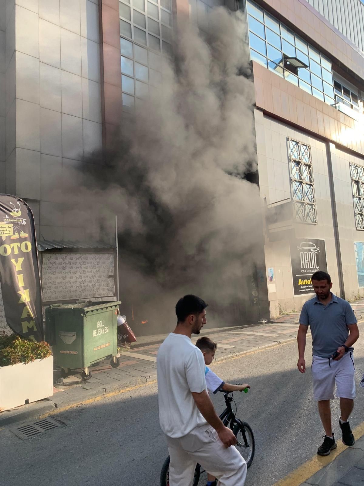 Bolu’da Bir Avm’nin Otopark Girişinde Çıkan Yangın Paniğe Neden Oldu. Yoğun Dumanların Çevreyi Sardığı Ve Güvenlik Kulübesinin Alev Alev Yandığı Yangın, Itfaiye Ekipleri Tarafından Söndürüldü (2)