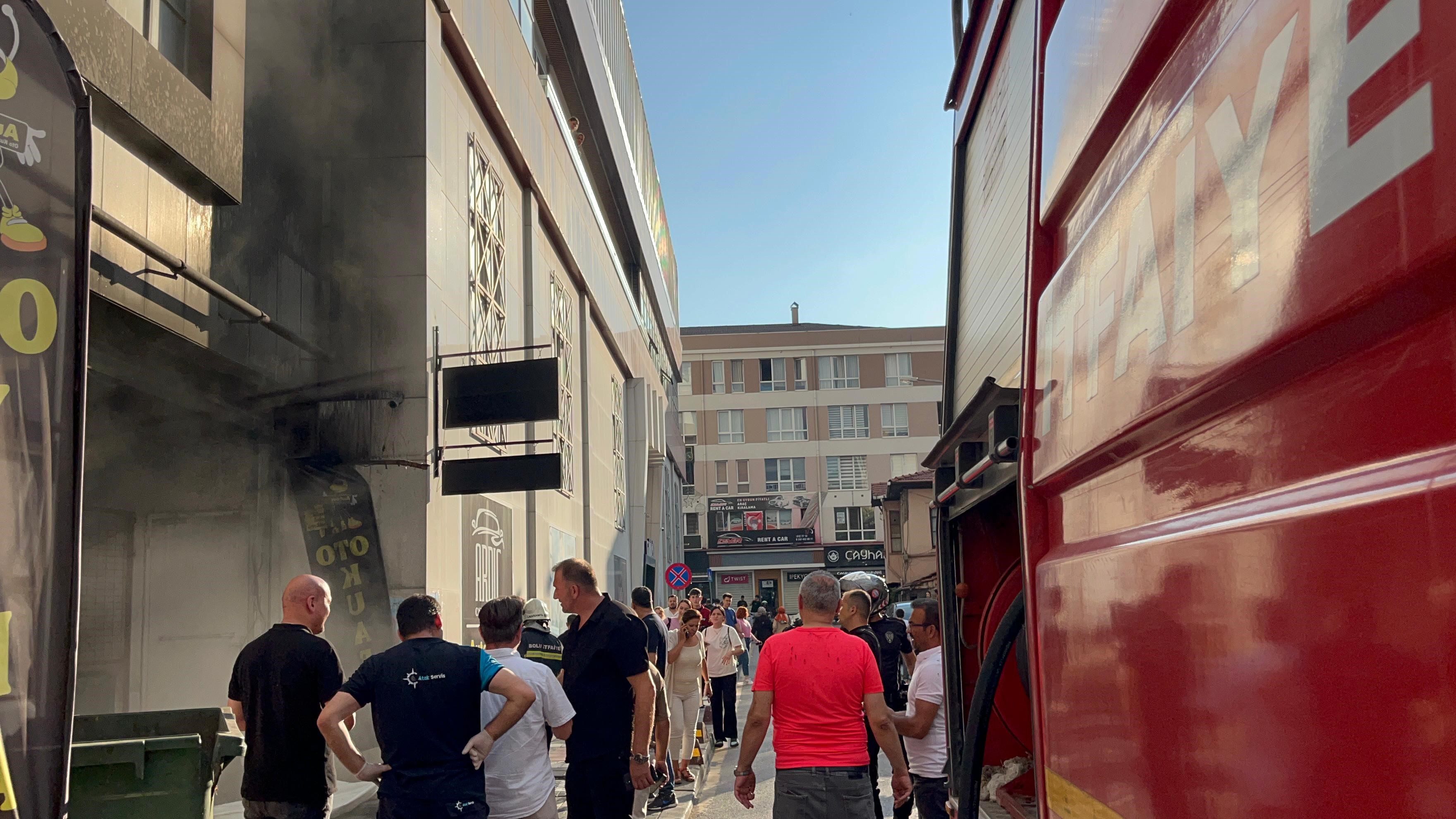 Bolu’da Bir Avm’nin Otopark Girişinde Çıkan Yangın Paniğe Neden Oldu. Yoğun Dumanların Çevreyi Sardığı Ve Güvenlik Kulübesinin Alev Alev Yandığı Yangın, Itfaiye Ekipleri Tarafından Söndürüldü (4)