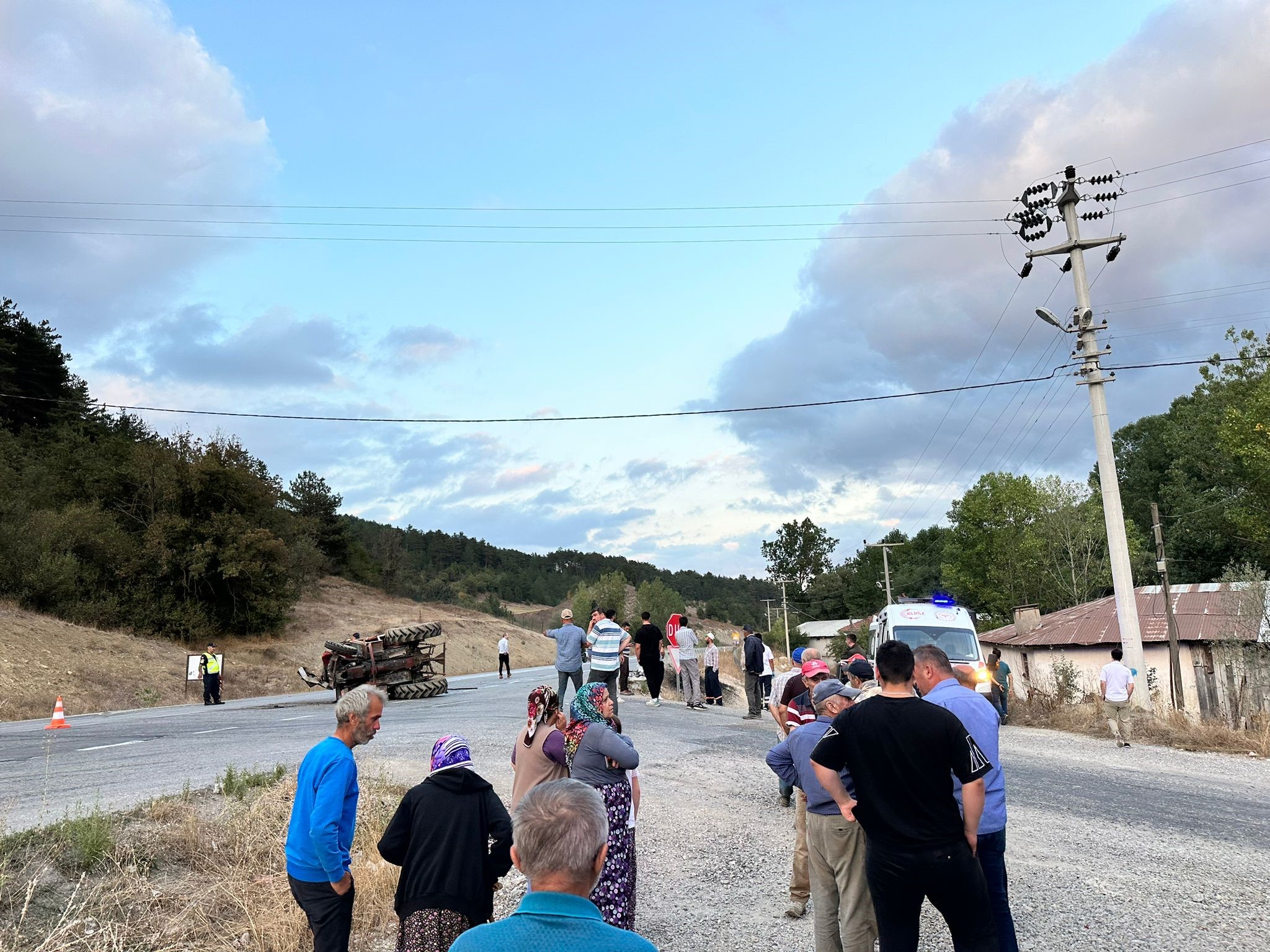 Bolu’da Feci Kaza Minibüsle Traktör Çarpıştı, 15 Kişi Yaralandı (3)