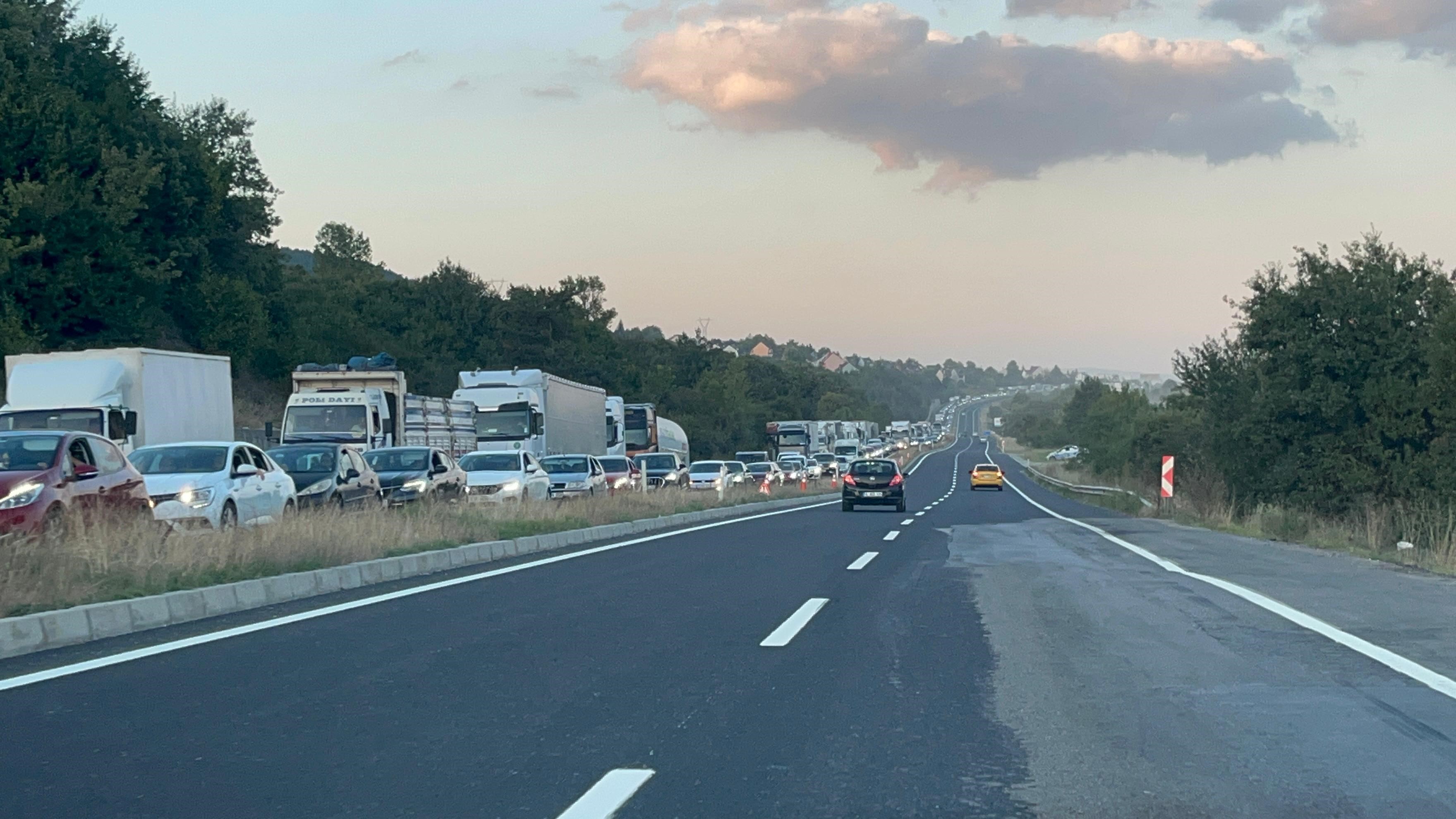 Bolu’da İstanbul Istikametinde Kilometrelerce Araç Kuyruğu Oluştu (1)