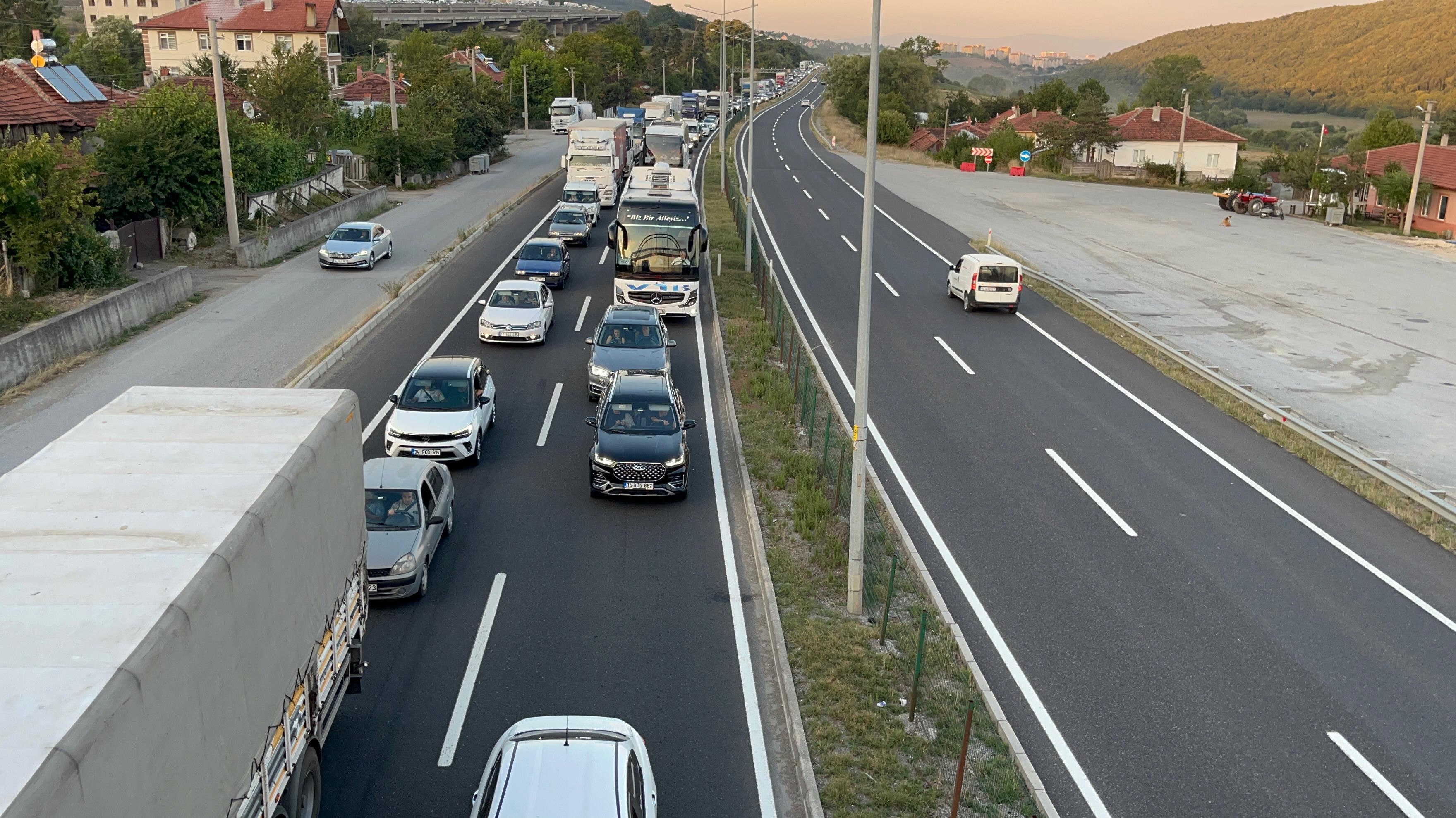 Bolu’da İstanbul Istikametinde Kilometrelerce Araç Kuyruğu Oluştu (2)