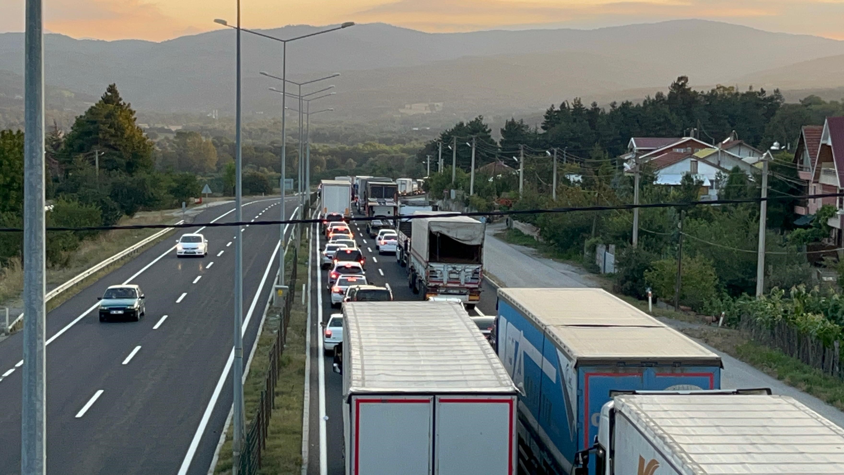 Bolu’da İstanbul Istikametinde Kilometrelerce Araç Kuyruğu Oluştu (4)