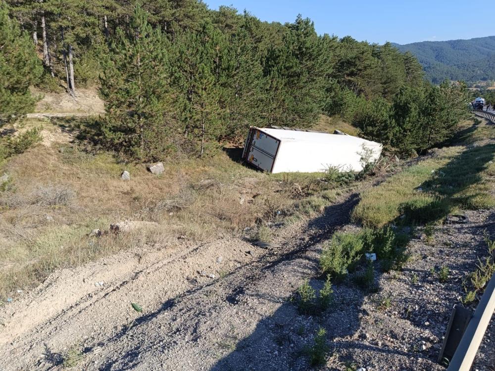 Bolu’da Tır Şarampole Yuvarlandı 1 Yaralı