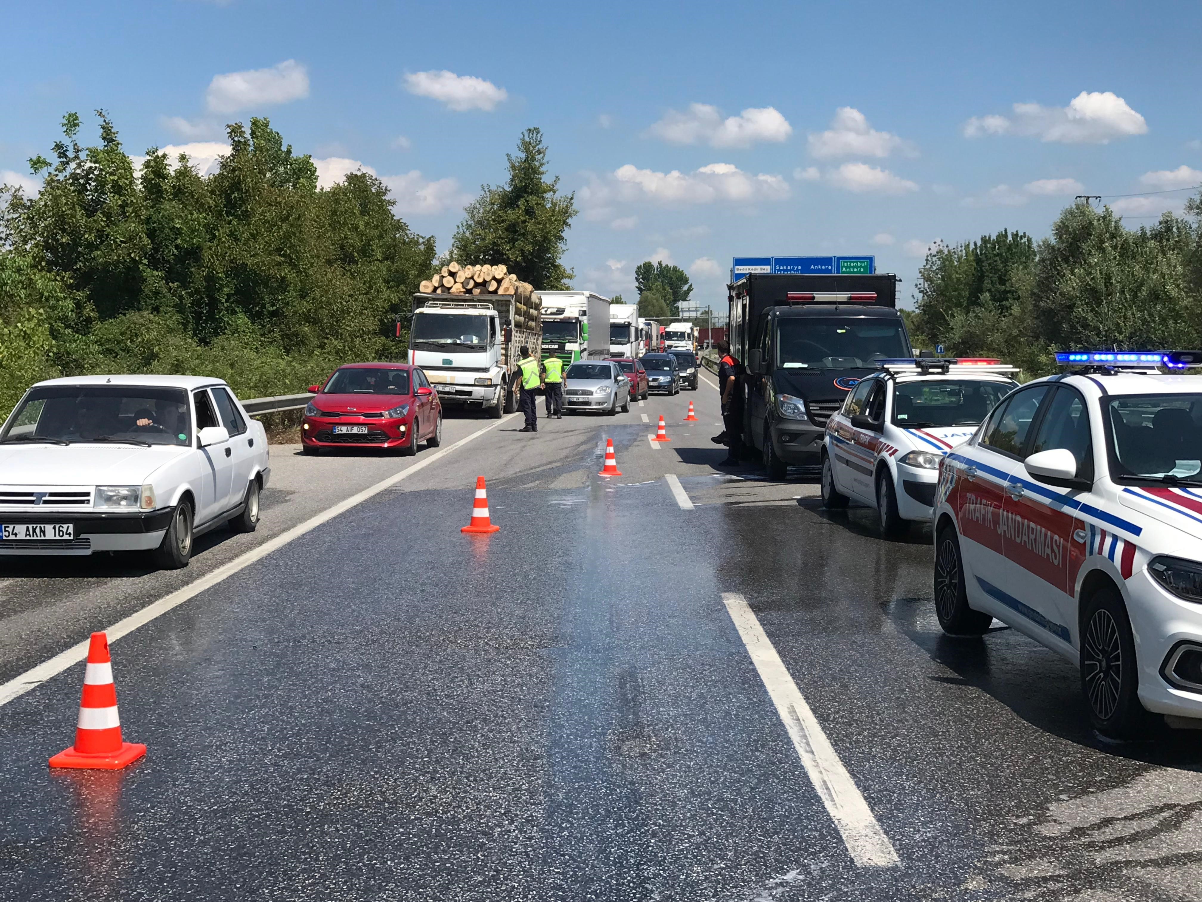 D 140'A Dökülen Asit Paniğe Yol Açtı Yol Trafiğe Kapatıldı, Bölgeye Afad Ekipleri Sevk Edildi (5)