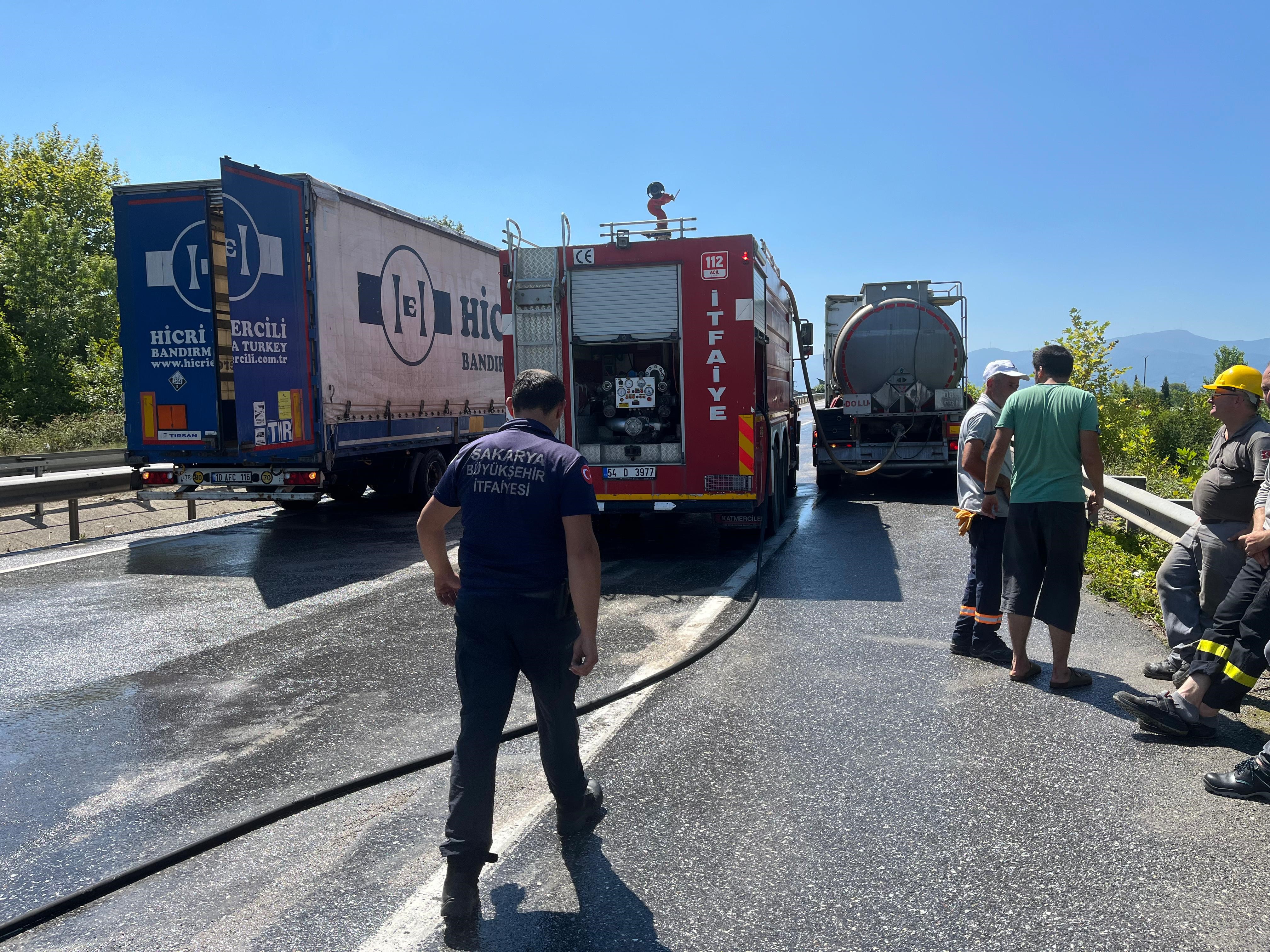 D 140'A Dökülen Asit Paniğe Yol Açtı Yol Trafiğe Kapatıldı, Bölgeye Afad Ekipleri Sevk Edildi (7)