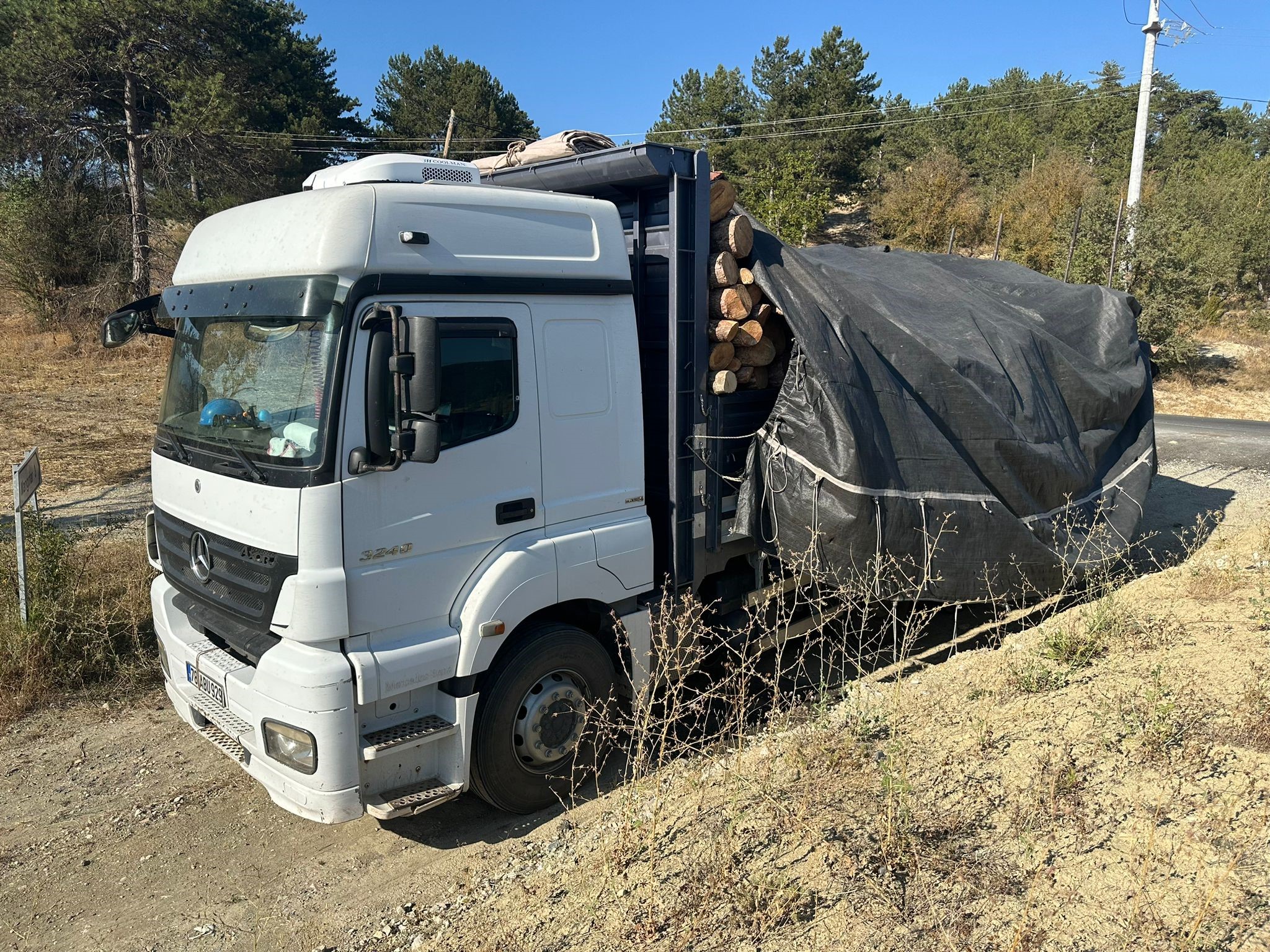 Kamyonda Yüklü Odunlar Yola Saçıldı (3)