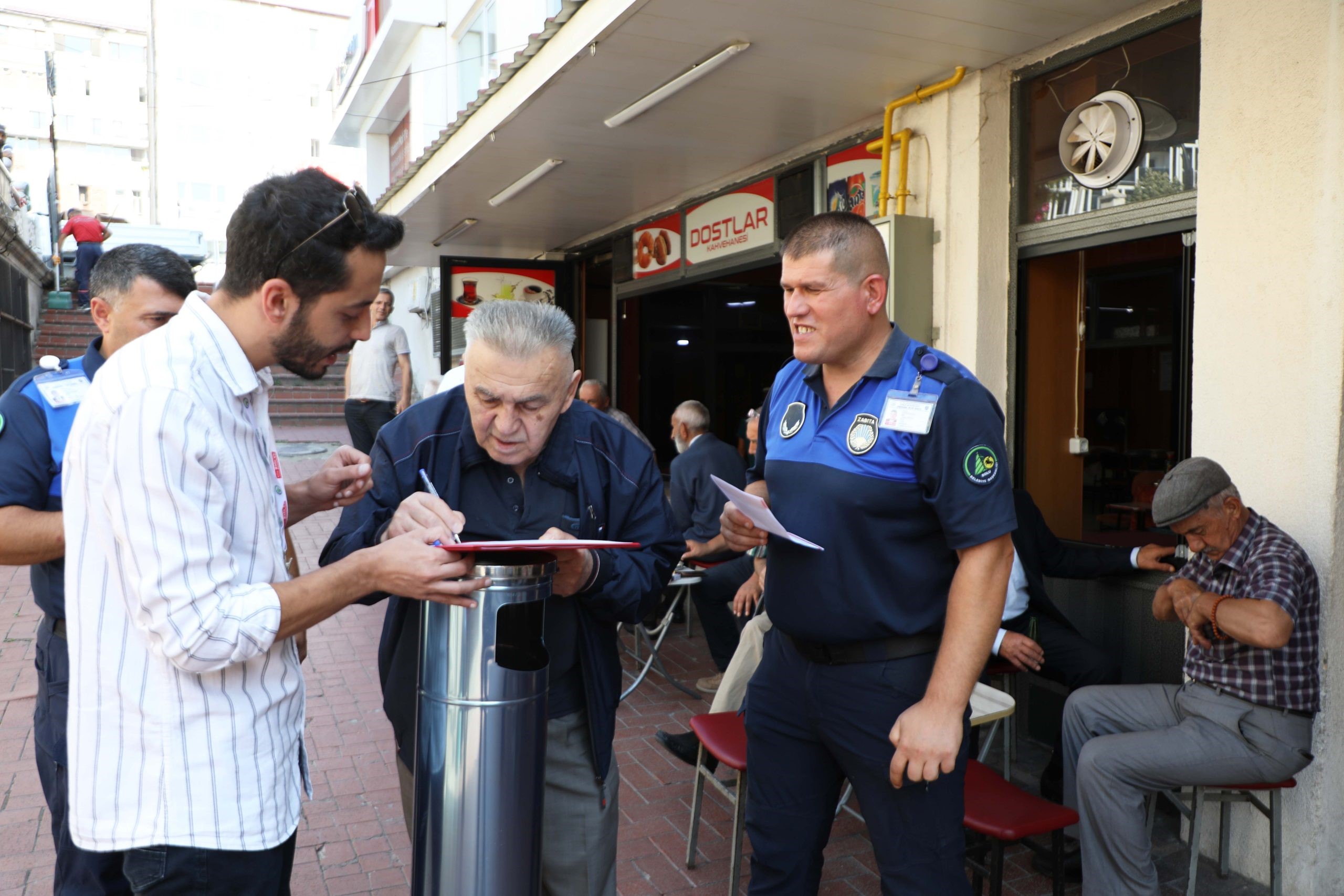 Kapısının Önünde Çöp Olan Işletmeler Cezadan Kaçamayacak (1)