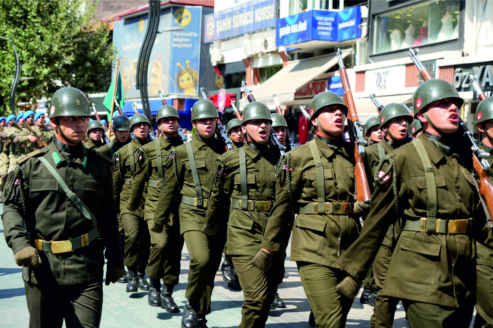 Komandolar Ayak Sesleri Ve Marşlarla Caddeyi Inletti (1)