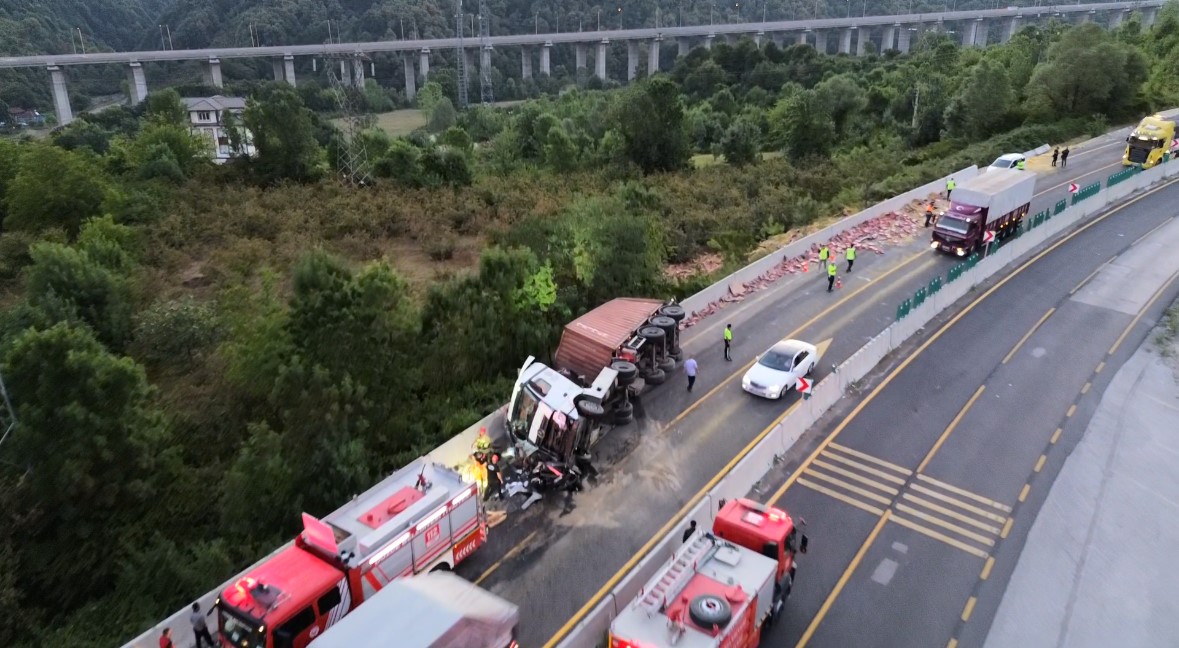 Otobüs Ve Otomobile Çarpan Tır, Bir Başka Otomobilin Üzerine Devrildi 1 Yaralı (3)