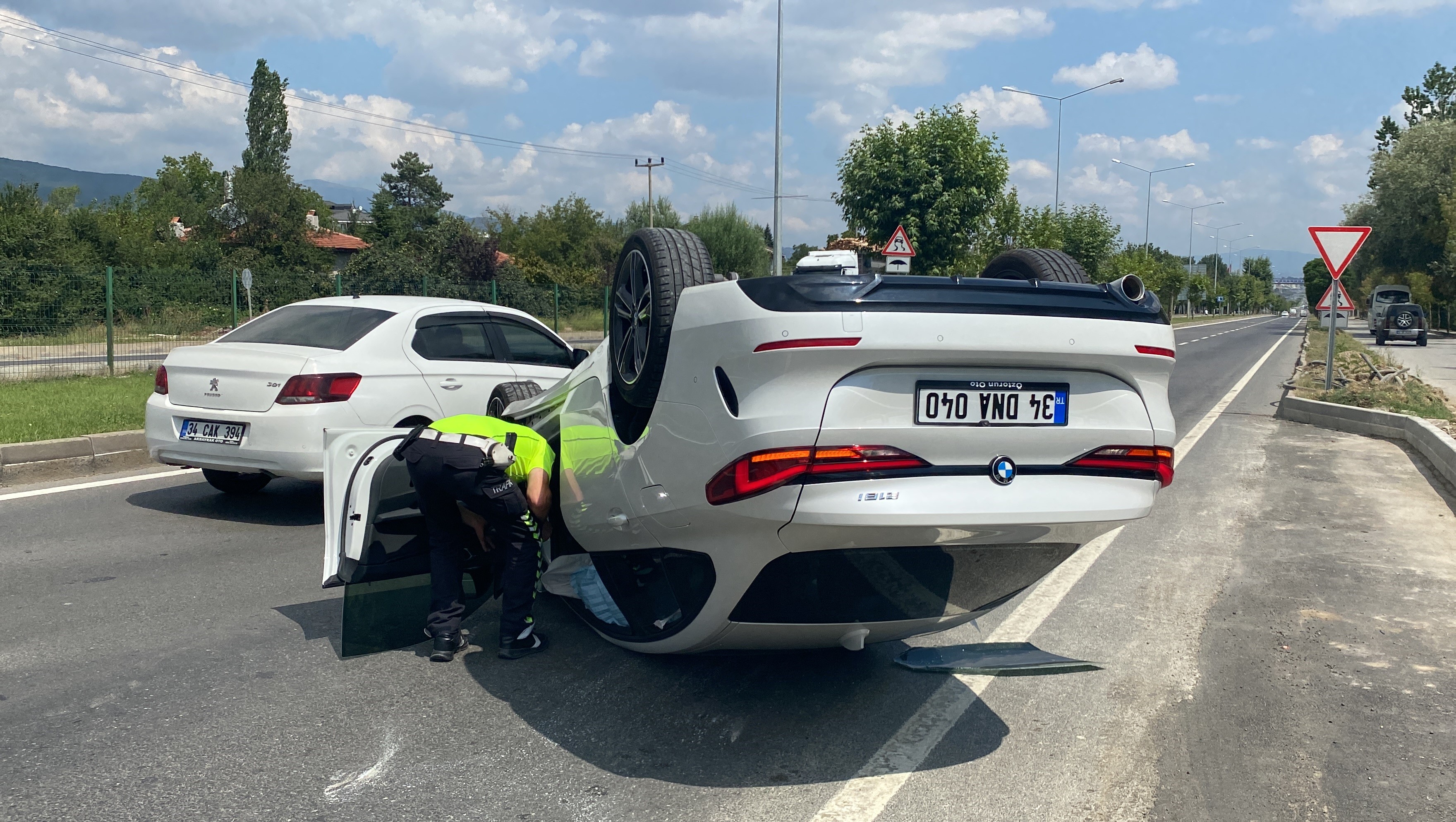 Otomobil Tepetaklak Oldu, Sürücüsünün Burnu Bile Kanamadı (4)