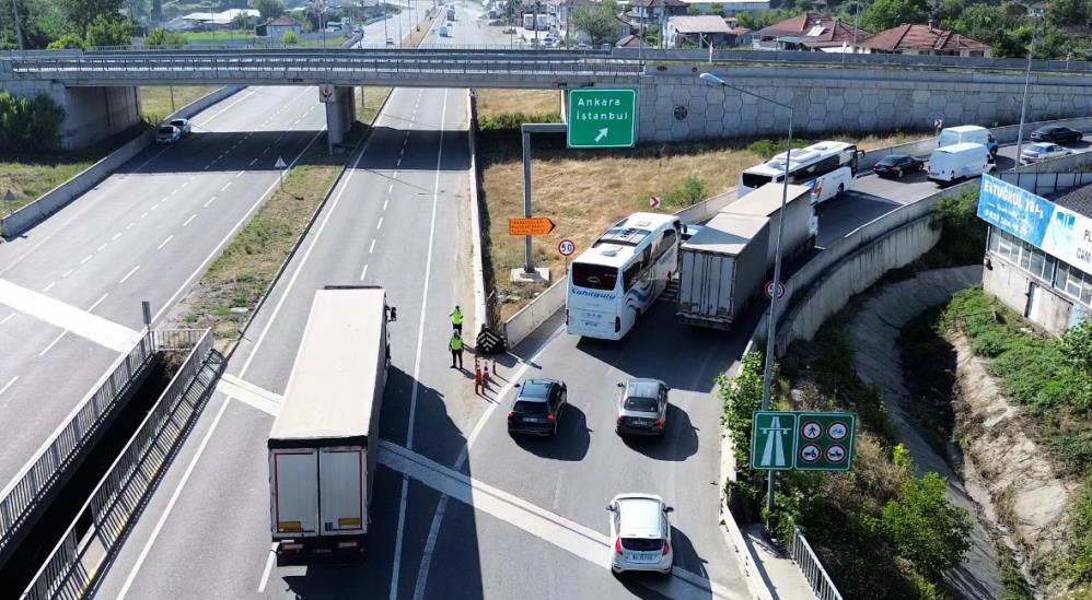 Otoyol Kapalı Olunca D 100’De Kilometrelerce Kuyruk Oluştu6