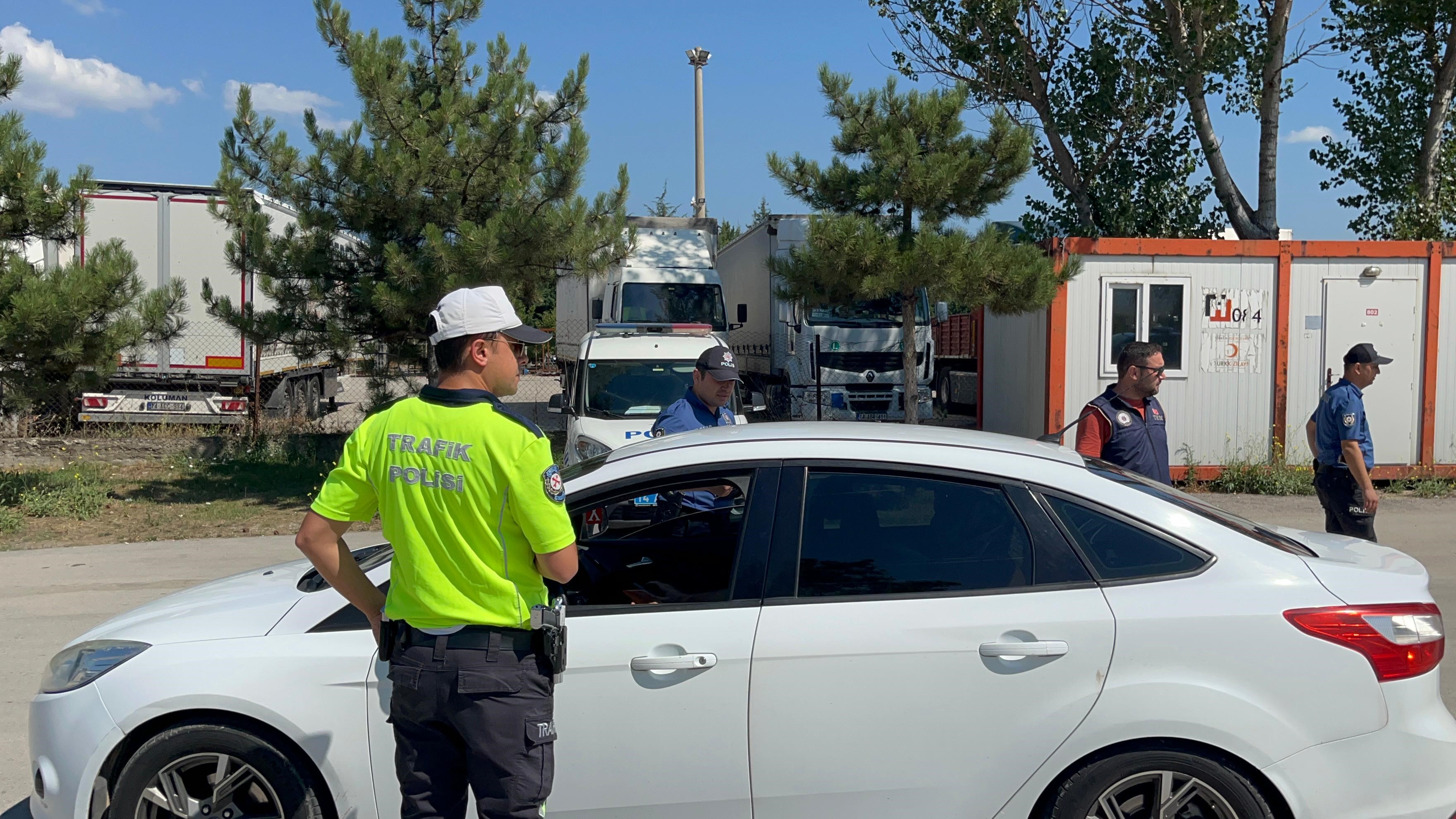 Şehrin Giriş Noktasında Araçlar Tek Tek Denetlendi (4)