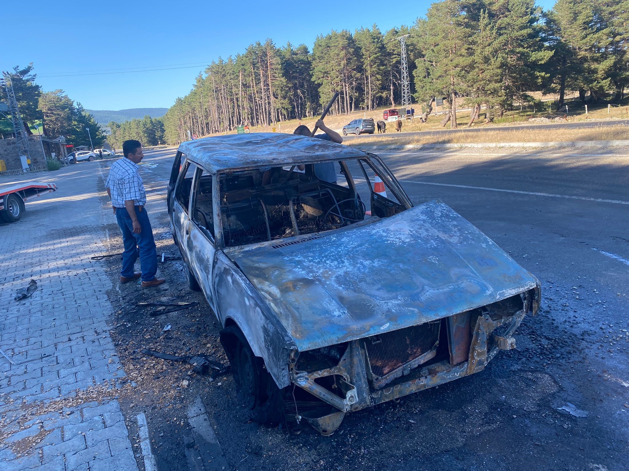 Seyir Halinde Yanmaya Başlayan Otomobil Hurdaya Döndü (3)