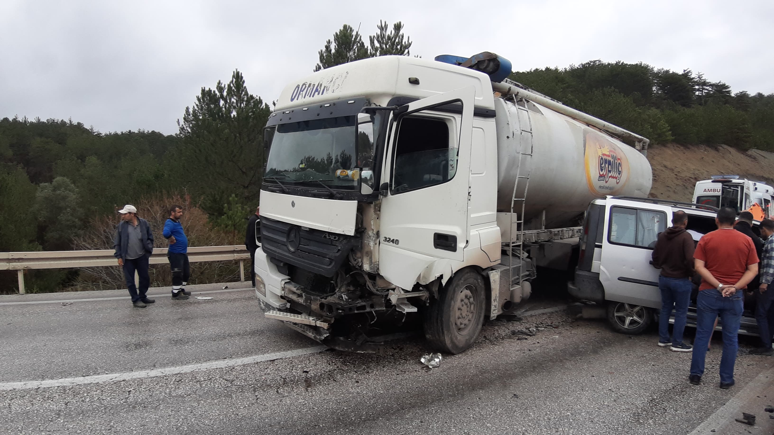 2 Aracın Karıştığı Kazada Etraf Kırmızıya Boyandı, Kan Sandıkları Salça Çıktı (4)