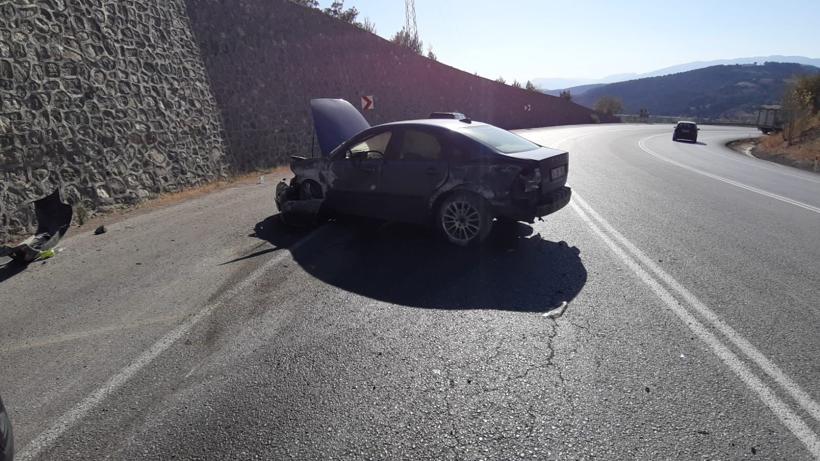 Bolu'da Otomobilin Duvara Çarpması Neticesinde Meydana Gelen Kazada Sürücü Yaralandı (3)