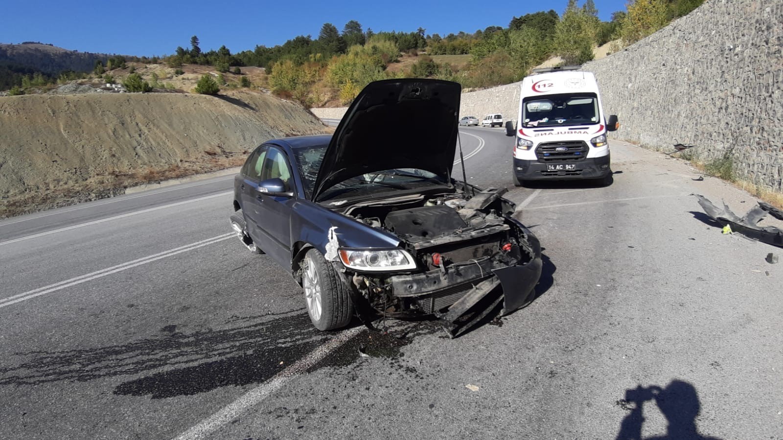 Bolu'da Otomobilin Duvara Çarpması Neticesinde Meydana Gelen Kazada Sürücü Yaralandı (4)