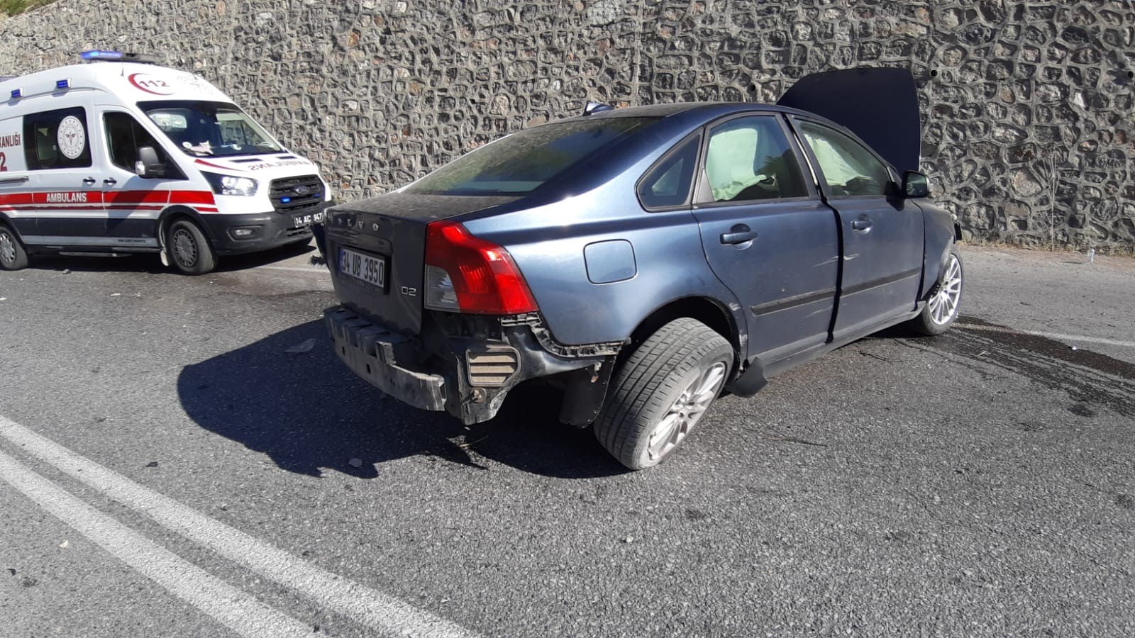 Bolu'da Otomobilin Duvara Çarpması Neticesinde Meydana Gelen Kazada Sürücü Yaralandı (5)