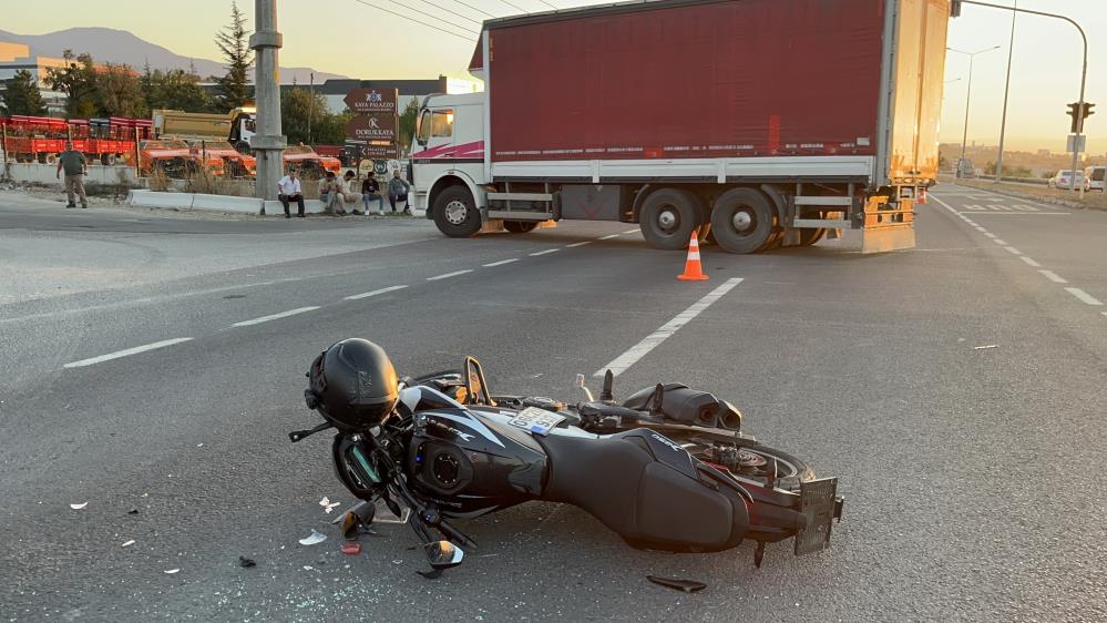 İki Aracın Arasından Geçmek Isteyen Motosiklet Yolcu Minibüsüne Çarptı 1 Yaralı