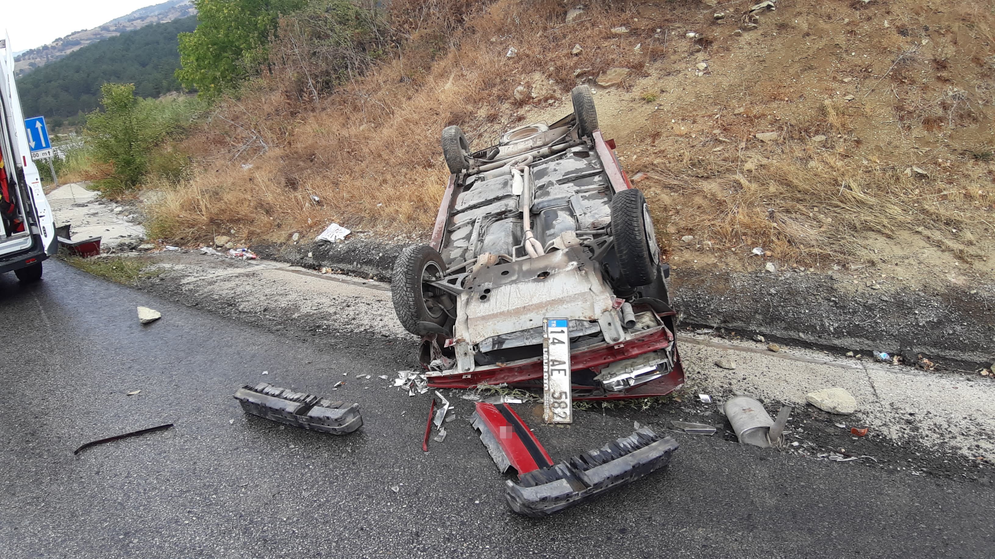 Otomobil Takla Attı Yaralıların Yardımına Nöbetten Çıkan Sağlıkçılar Koştu (3)