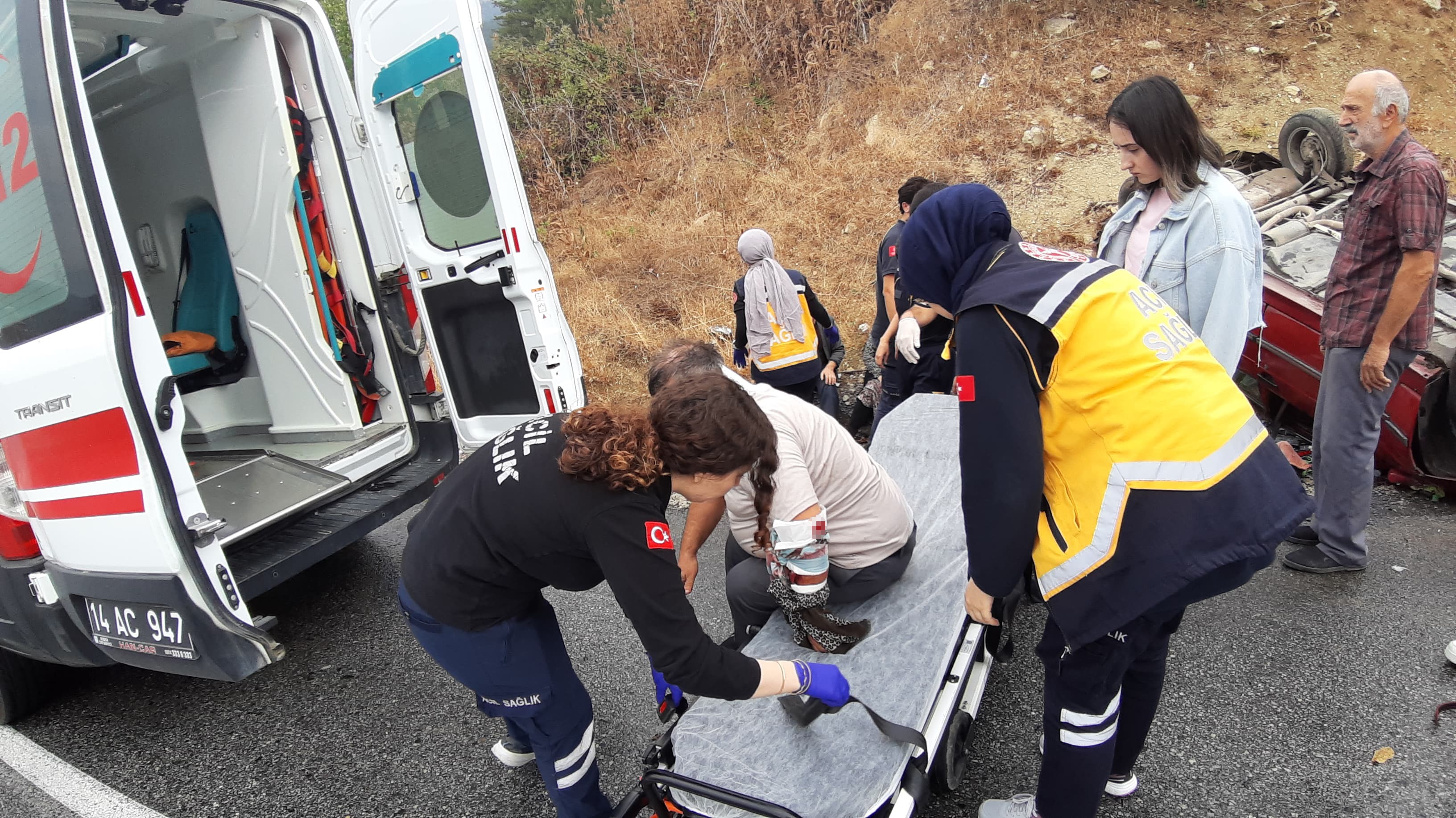 Otomobil Takla Attı Yaralıların Yardımına Nöbetten Çıkan Sağlıkçılar Koştu (4)