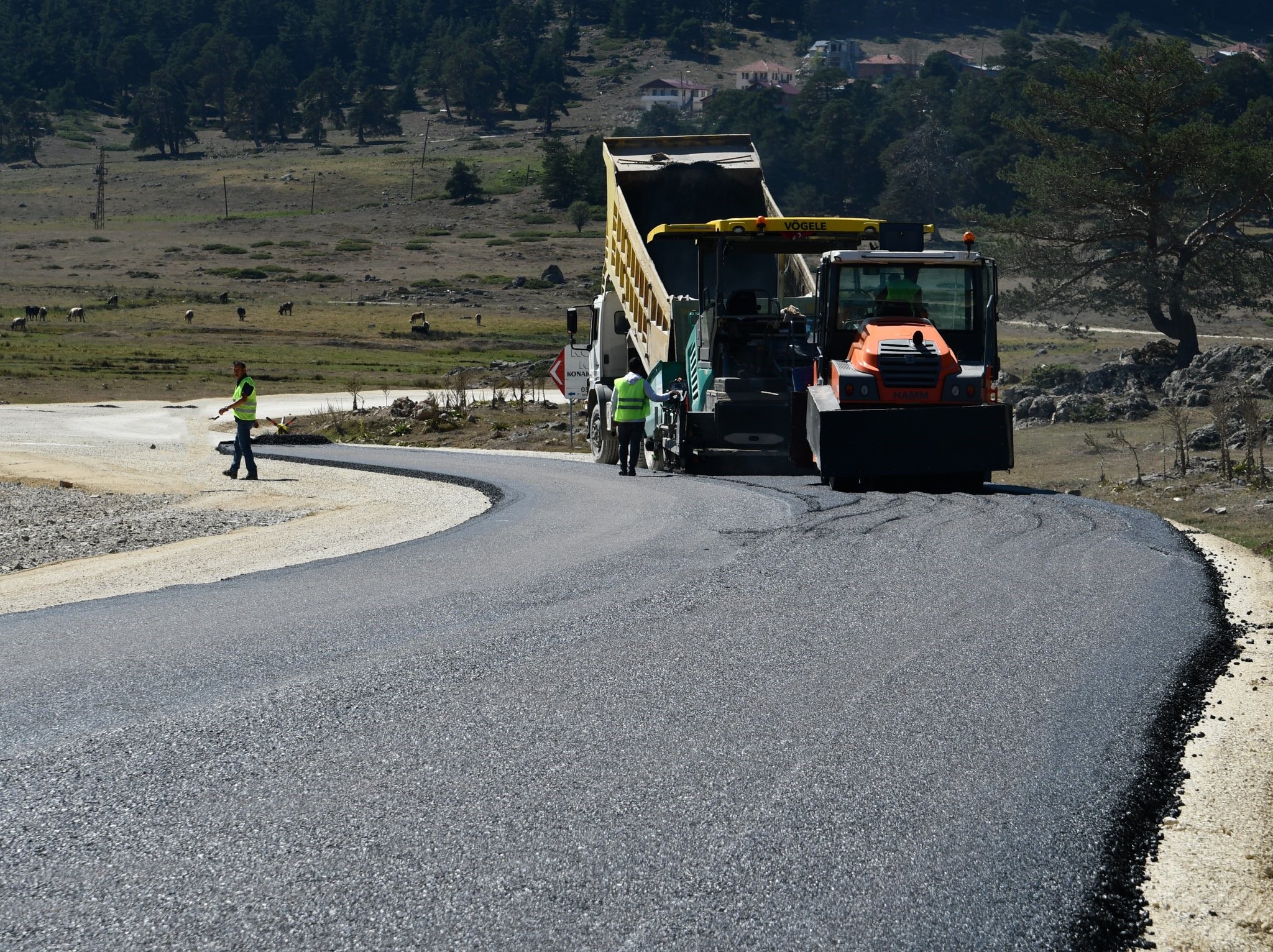 Özel İdare, Kendi Ürettiği Asfaltla Yol Yapmaya Başladı (2)