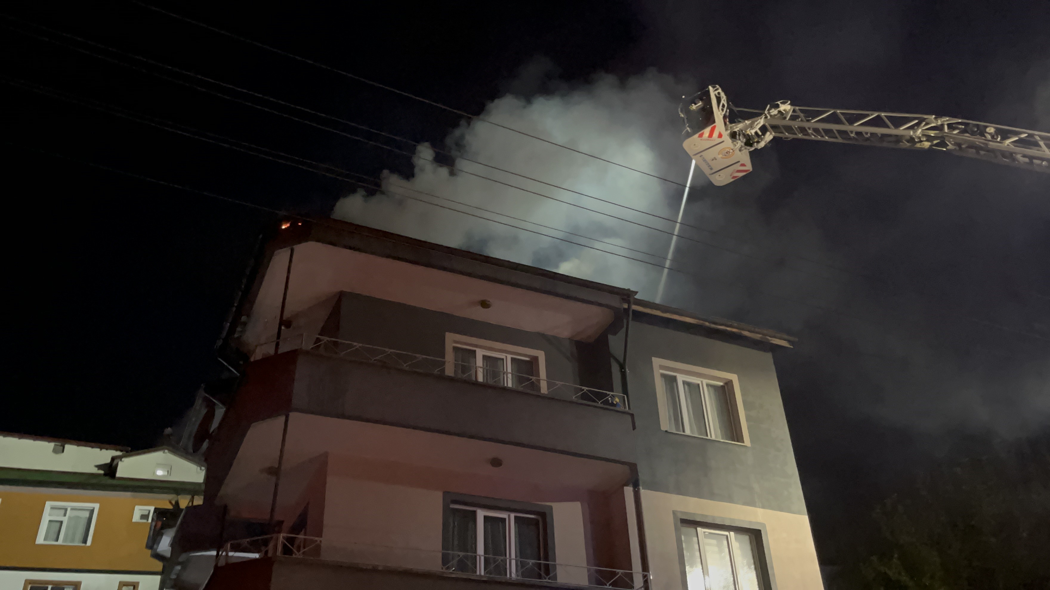 Yıldırım Düşen Evin Çatısı Alev Alev Yandı Mahalle Halkı Sokağa Döküldü (1)