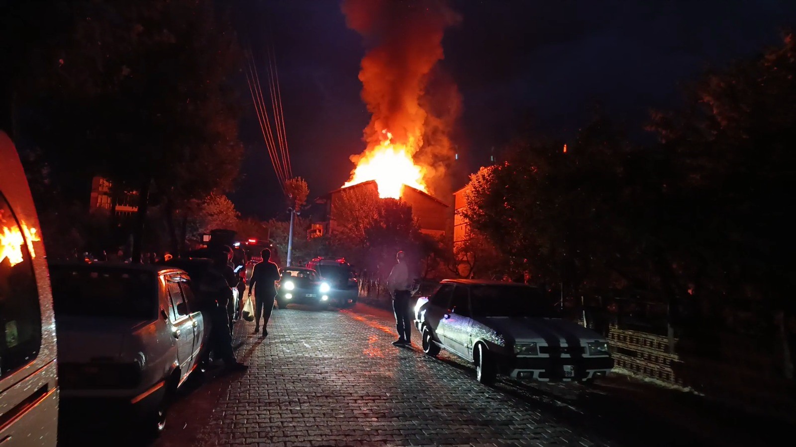 Yıldırım Düşen Evin Çatısı Alev Alev Yandı Mahalle Halkı Sokağa Döküldü (7)