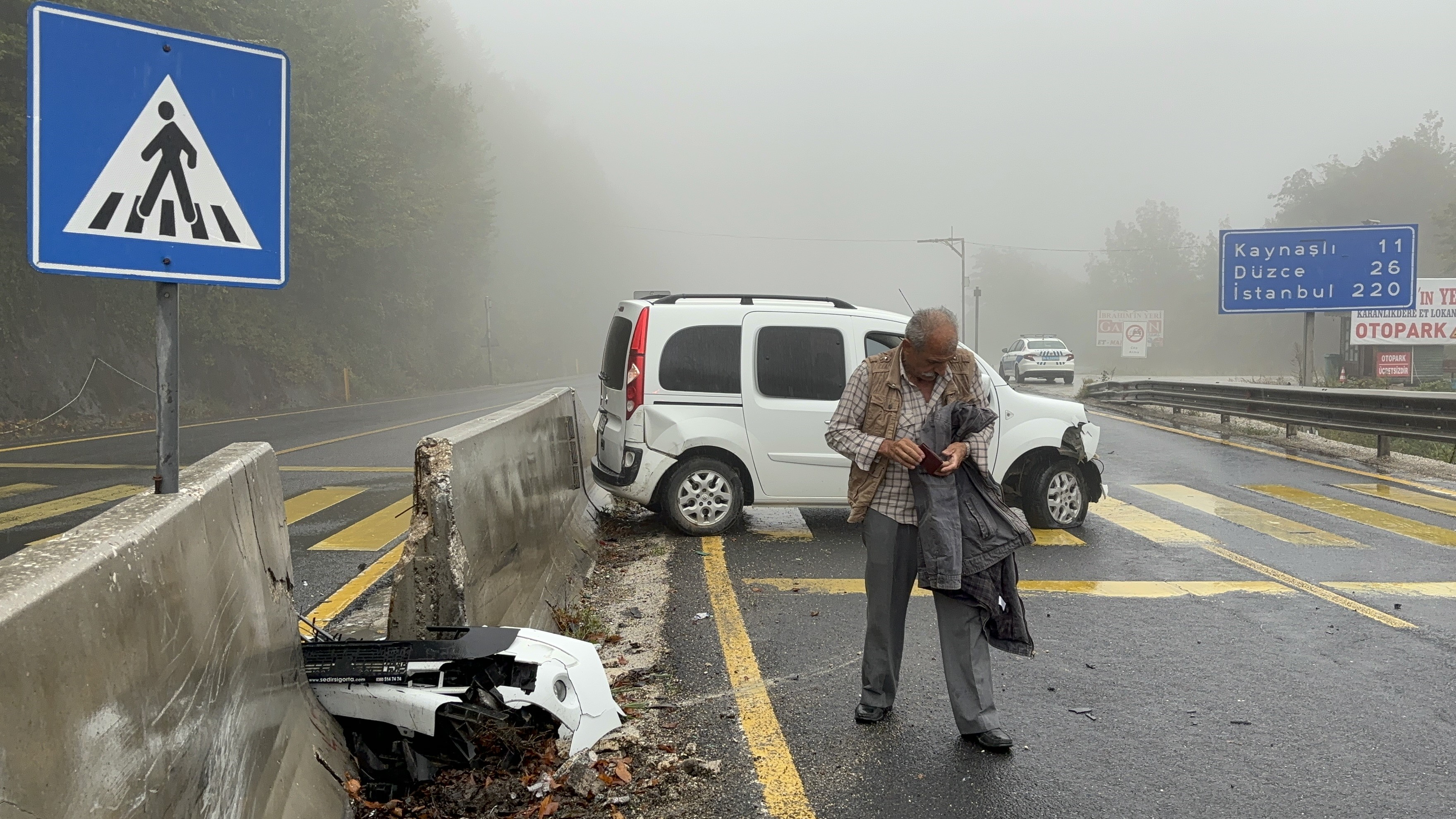 Bolu Dağı'nda Kontrolden Çıkan Araç Bariyerlere Çarptı (2)