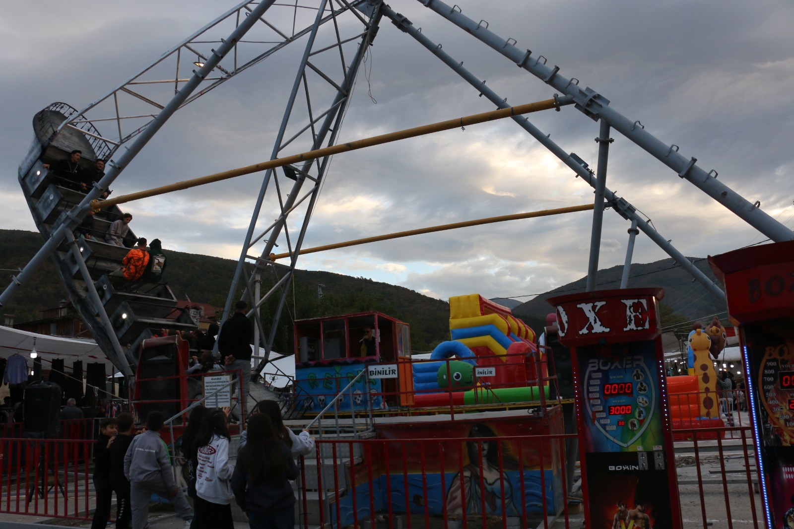 Borcuna Karşılık Aldığı Lunaparkı Panayır Panayır Gezerek Işletiyor (4)