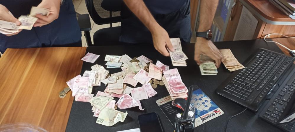 Engelli Dilenci Bir Saatte Bin 300 Lira Toplamış Zabıta Enseledi