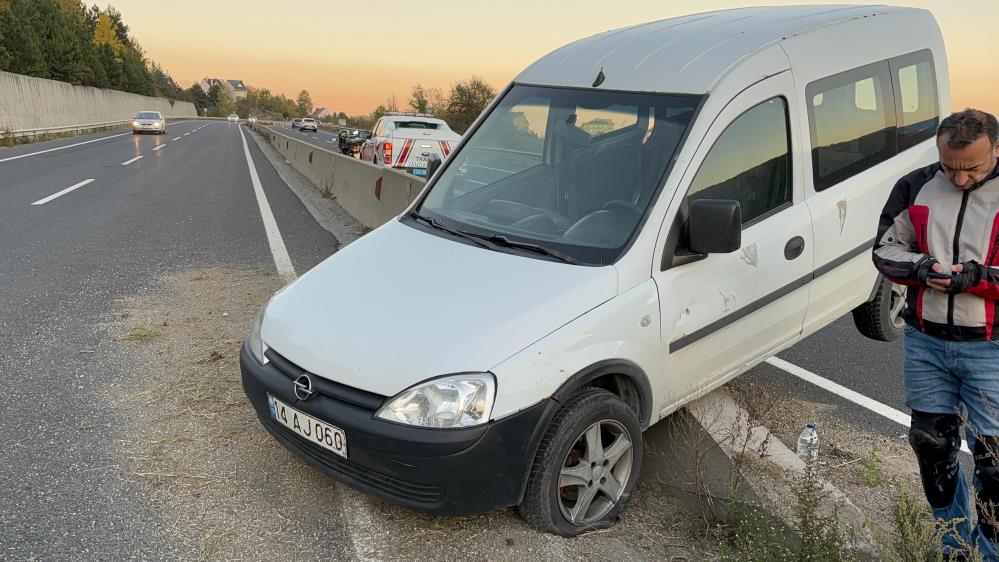 Hafif Ticari Araç Beton Bariyerlerde Asılı Kaldı 1 Yaralı3