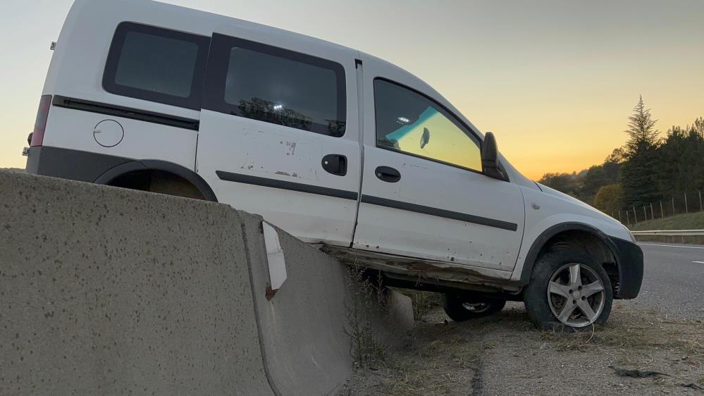 Hafif Ticari Araç Beton Bariyerlerde Asılı Kaldı 1 Yaralı4