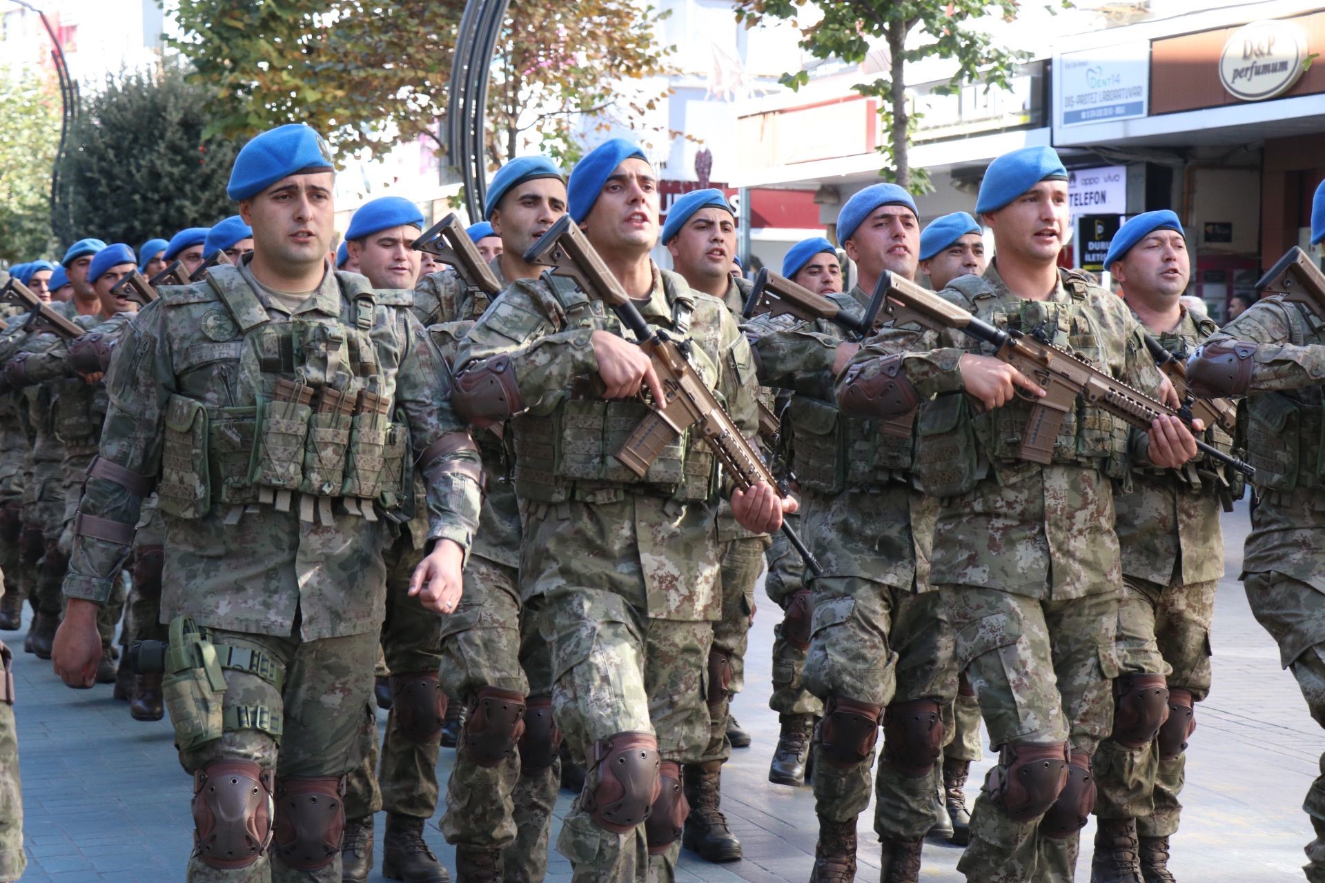 Komandolar Marşlar Ve Ayak Sesleriyle Caddeyi Inletti (3)