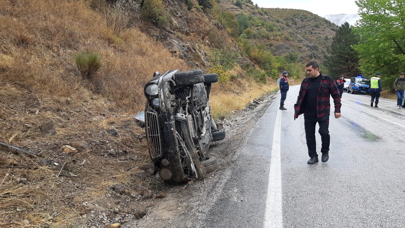 Kontrolden Çıkan Otomobil Yan Yattı 1 Yaralı (1)