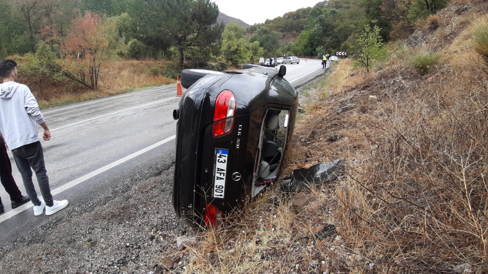 Kontrolden Çıkan Otomobil Yan Yattı 1 Yaralı (4)