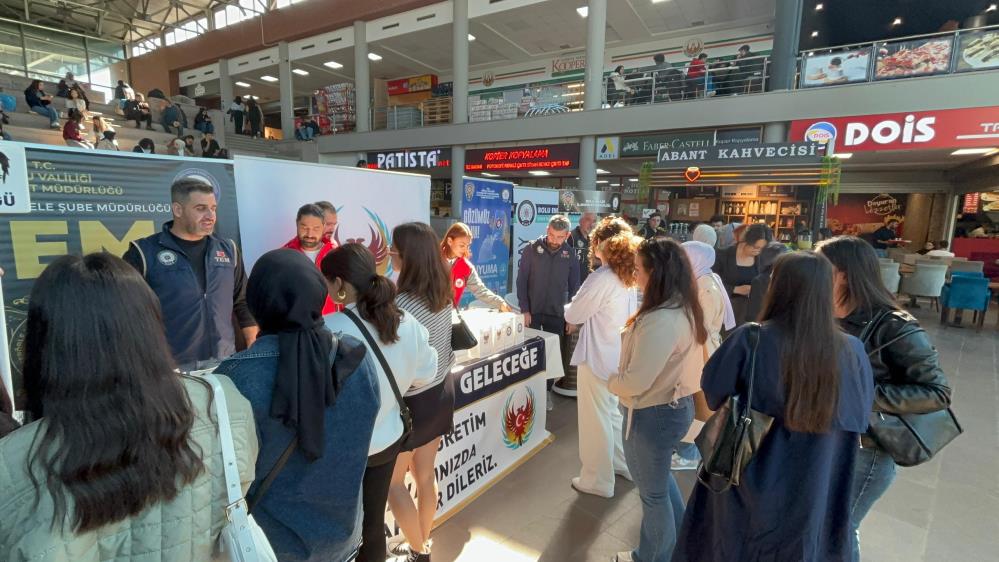 Öğrenciler Daha Güvenli Hissetsin Diye Polis Tüm Birimleriyle Sahaya Indi