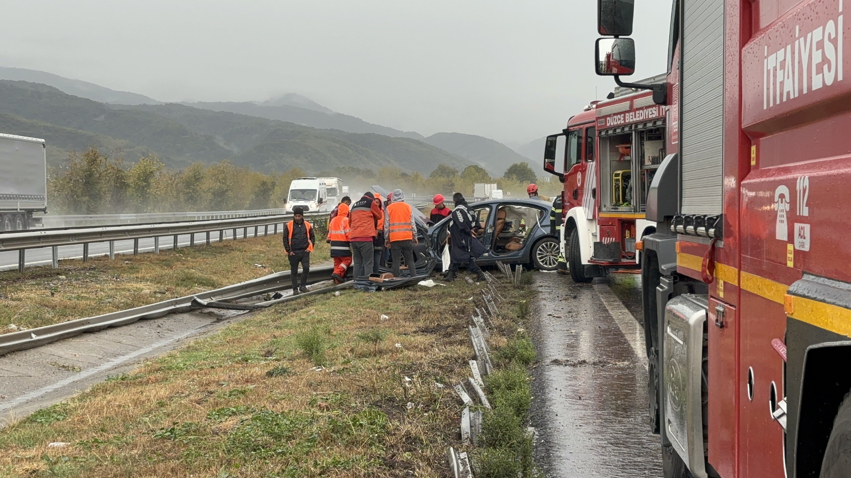 Otoyolda Bariyerleri Yerinden Söken Lüks Otomobil Hurdaya Döndü 2 Yaralı (1)