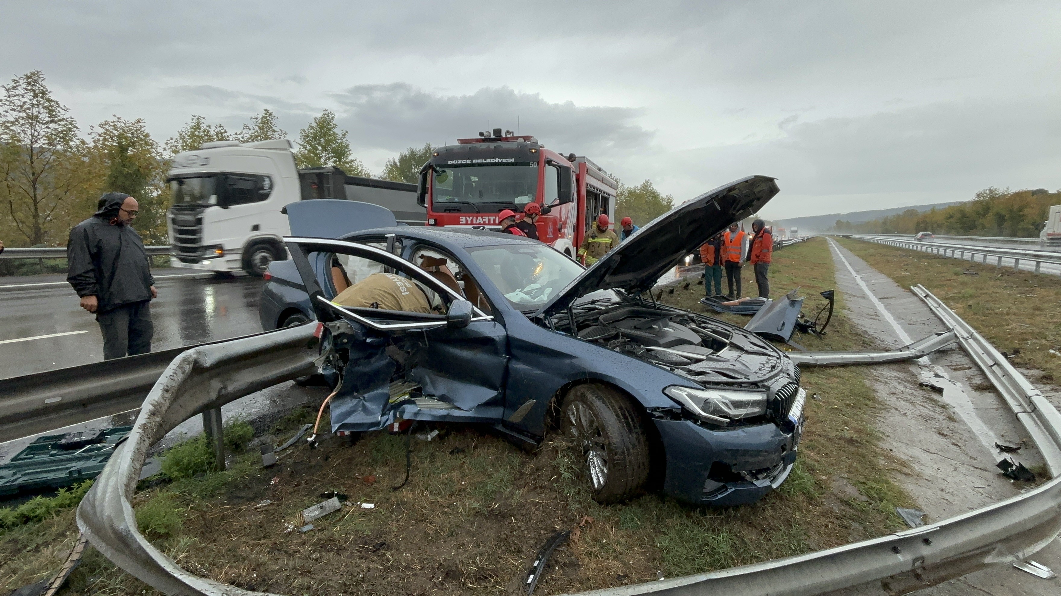 Otoyolda Bariyerleri Yerinden Söken Lüks Otomobil Hurdaya Döndü 2 Yaralı (2)