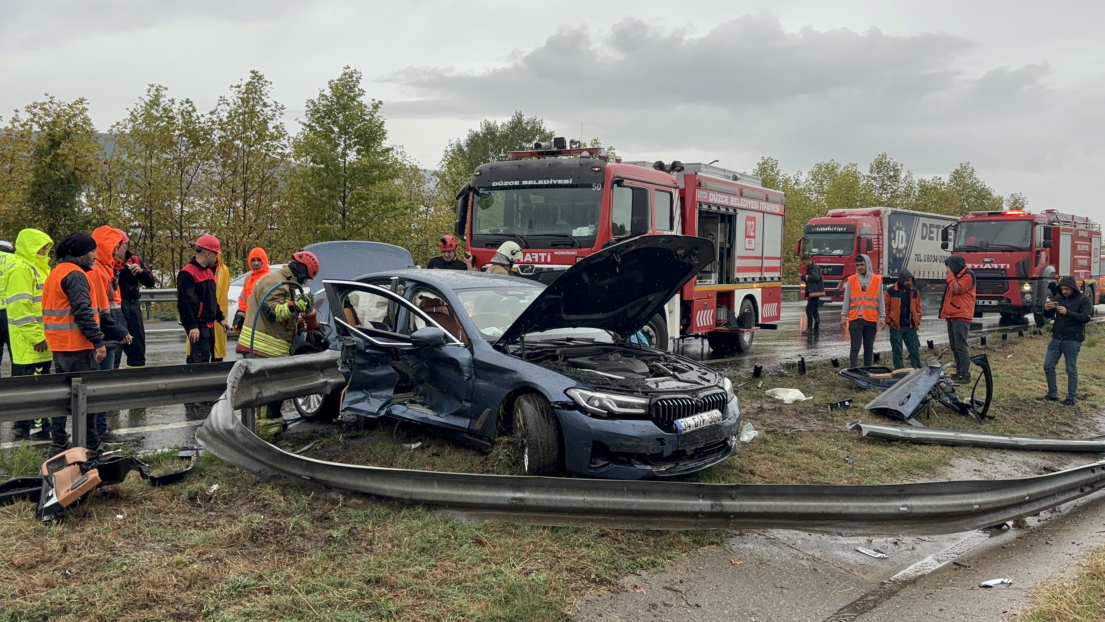 Otoyolda Bariyerleri Yerinden Söken Lüks Otomobil Hurdaya Döndü 2 Yaralı (5)