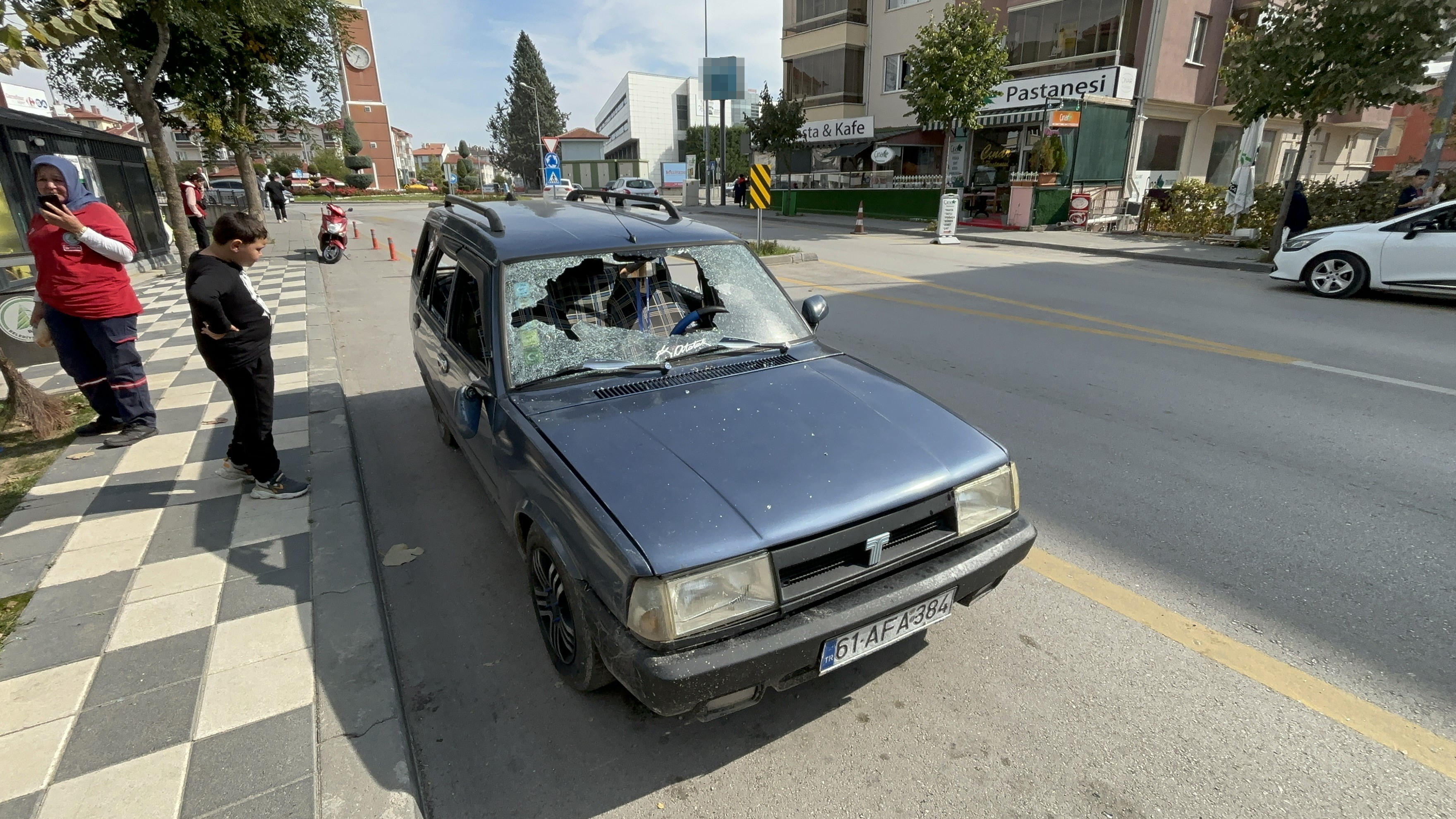 Sinir Krizi Geçiren Vatandaş Otomobilini Hurdaya Çevirdi (1)